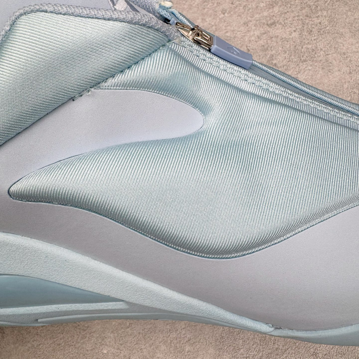 图片[16]-＃K版纯原 Shai Gilgeous-Alexander x Converse SHAI 001 匡威联名时尚舒适篮球鞋 Converse 携手其签约球星兼篮球创意总监、NBA 总冠军及 FMVP 谢伊·吉尔杰斯-亚历山大，推出首款签名鞋 SHAI 001。这双鞋不仅是高性能篮球鞋，更是 Shai 个人风格的具象化表达。整双鞋的鞋面采用了无缝设计，突出了它的流畅线条和柔和的弧度，给人一种“收敛的锐利感”。略带复古感的低帮，配合现代感十足的材质拼接，都在暗示这是一双兼具灵活与支撑的实战利器。仿绒面皮质感的材料与凸起部分的立体太空棉，可以预感会对透气性有些许影响，长时间穿着鞋面前端的折痕也不可避免。鞋面的拉链设计将鞋带隐藏其中，使整双鞋的外观更加一体化，鞋面没有多余的设计，简单干净，搭配黄油配色的复古风，整体也兼具了潮流穿搭的属性。尺码：36 37 37.5 38 38.5 39 40 40.5 41 42 42.5 43 44 44.5 45 46-选品中心