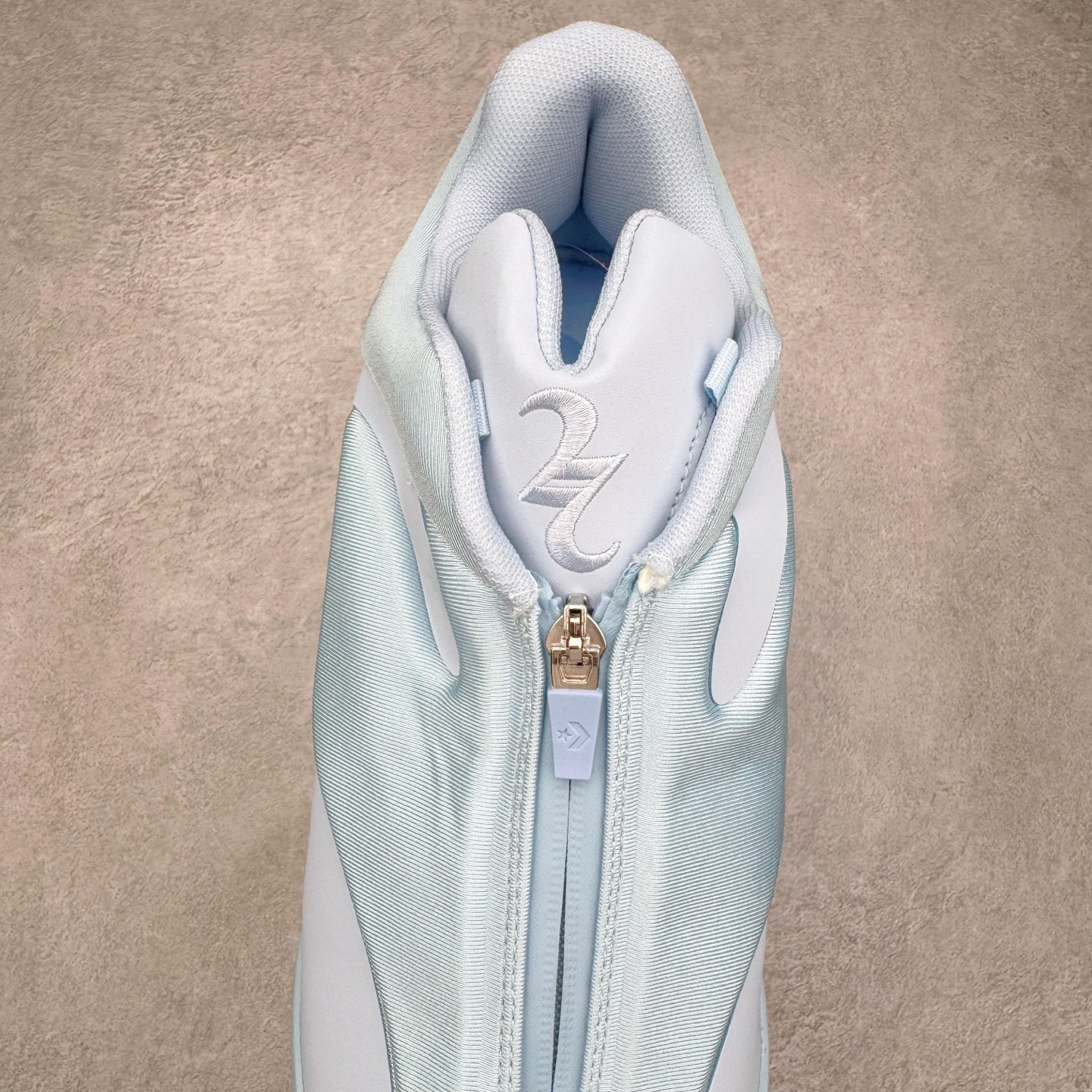 图片[5]-＃K版纯原 Shai Gilgeous-Alexander x Converse SHAI 001 匡威联名时尚舒适篮球鞋 Converse 携手其签约球星兼篮球创意总监、NBA 总冠军及 FMVP 谢伊·吉尔杰斯-亚历山大，推出首款签名鞋 SHAI 001。这双鞋不仅是高性能篮球鞋，更是 Shai 个人风格的具象化表达。整双鞋的鞋面采用了无缝设计，突出了它的流畅线条和柔和的弧度，给人一种“收敛的锐利感”。略带复古感的低帮，配合现代感十足的材质拼接，都在暗示这是一双兼具灵活与支撑的实战利器。仿绒面皮质感的材料与凸起部分的立体太空棉，可以预感会对透气性有些许影响，长时间穿着鞋面前端的折痕也不可避免。鞋面的拉链设计将鞋带隐藏其中，使整双鞋的外观更加一体化，鞋面没有多余的设计，简单干净，搭配黄油配色的复古风，整体也兼具了潮流穿搭的属性。尺码：36 37 37.5 38 38.5 39 40 40.5 41 42 42.5 43 44 44.5 45 46-选品中心