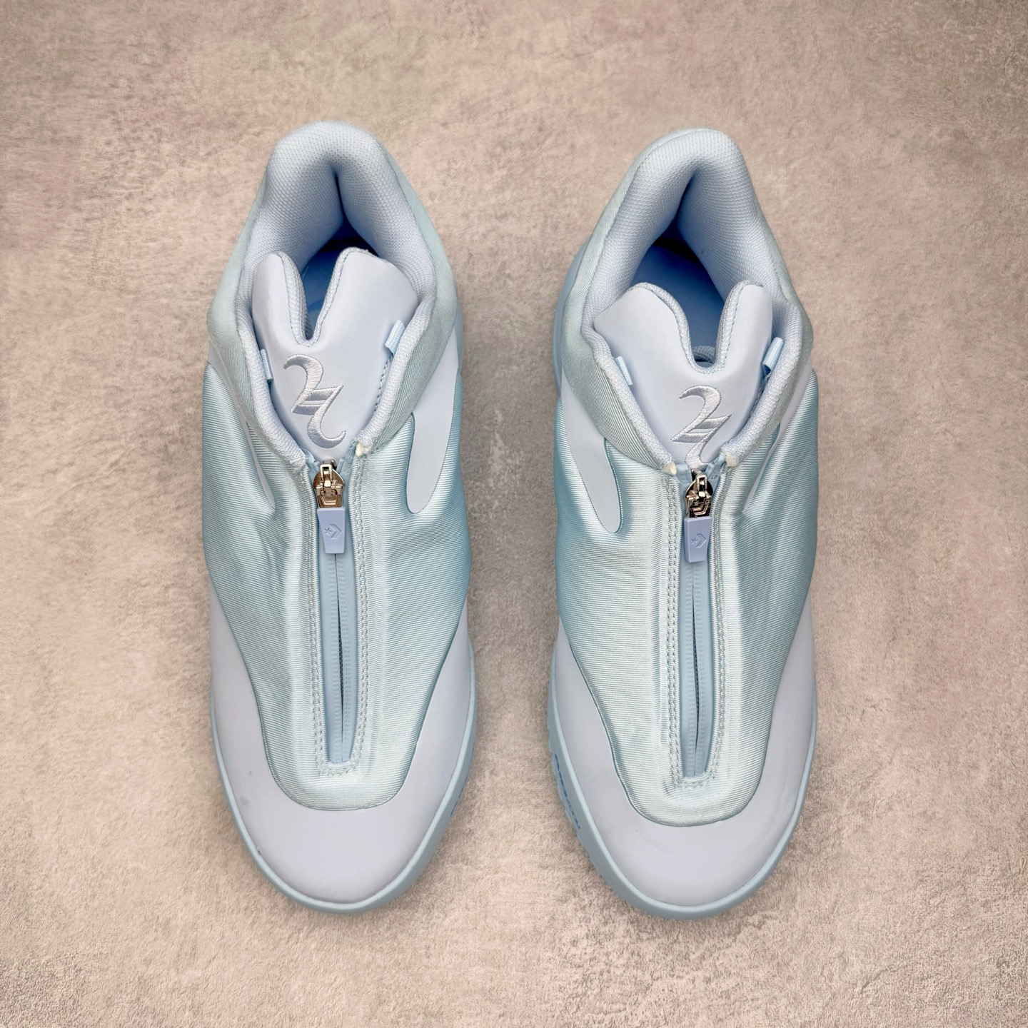 图片[2]-＃K版纯原 Shai Gilgeous-Alexander x Converse SHAI 001 匡威联名时尚舒适篮球鞋 Converse 携手其签约球星兼篮球创意总监、NBA 总冠军及 FMVP 谢伊·吉尔杰斯-亚历山大，推出首款签名鞋 SHAI 001。这双鞋不仅是高性能篮球鞋，更是 Shai 个人风格的具象化表达。整双鞋的鞋面采用了无缝设计，突出了它的流畅线条和柔和的弧度，给人一种“收敛的锐利感”。略带复古感的低帮，配合现代感十足的材质拼接，都在暗示这是一双兼具灵活与支撑的实战利器。仿绒面皮质感的材料与凸起部分的立体太空棉，可以预感会对透气性有些许影响，长时间穿着鞋面前端的折痕也不可避免。鞋面的拉链设计将鞋带隐藏其中，使整双鞋的外观更加一体化，鞋面没有多余的设计，简单干净，搭配黄油配色的复古风，整体也兼具了潮流穿搭的属性。尺码：36 37 37.5 38 38.5 39 40 40.5 41 42 42.5 43 44 44.5 45 46-选品中心