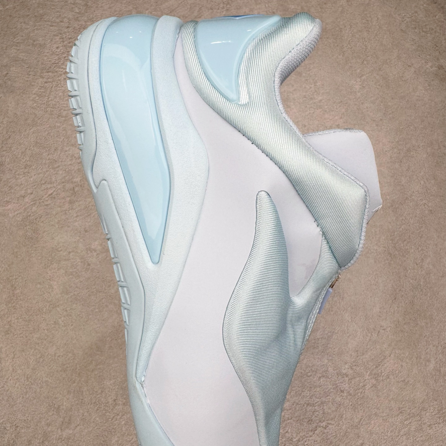 图片[6]-＃K版纯原 Shai Gilgeous-Alexander x Converse SHAI 001 匡威联名时尚舒适篮球鞋 Converse 携手其签约球星兼篮球创意总监、NBA 总冠军及 FMVP 谢伊·吉尔杰斯-亚历山大，推出首款签名鞋 SHAI 001。这双鞋不仅是高性能篮球鞋，更是 Shai 个人风格的具象化表达。整双鞋的鞋面采用了无缝设计，突出了它的流畅线条和柔和的弧度，给人一种“收敛的锐利感”。略带复古感的低帮，配合现代感十足的材质拼接，都在暗示这是一双兼具灵活与支撑的实战利器。仿绒面皮质感的材料与凸起部分的立体太空棉，可以预感会对透气性有些许影响，长时间穿着鞋面前端的折痕也不可避免。鞋面的拉链设计将鞋带隐藏其中，使整双鞋的外观更加一体化，鞋面没有多余的设计，简单干净，搭配黄油配色的复古风，整体也兼具了潮流穿搭的属性。尺码：36 37 37.5 38 38.5 39 40 40.5 41 42 42.5 43 44 44.5 45 46-选品中心