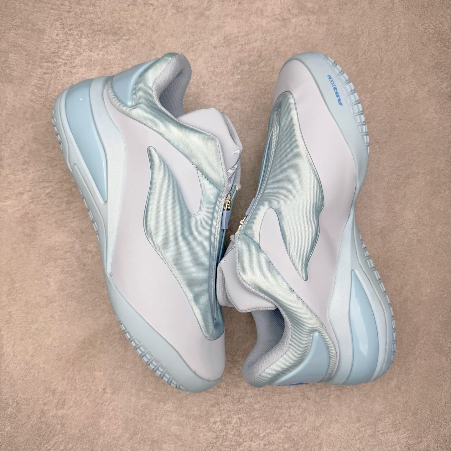 图片[3]-＃K版纯原 Shai Gilgeous-Alexander x Converse SHAI 001 匡威联名时尚舒适篮球鞋 Converse 携手其签约球星兼篮球创意总监、NBA 总冠军及 FMVP 谢伊·吉尔杰斯-亚历山大，推出首款签名鞋 SHAI 001。这双鞋不仅是高性能篮球鞋，更是 Shai 个人风格的具象化表达。整双鞋的鞋面采用了无缝设计，突出了它的流畅线条和柔和的弧度，给人一种“收敛的锐利感”。略带复古感的低帮，配合现代感十足的材质拼接，都在暗示这是一双兼具灵活与支撑的实战利器。仿绒面皮质感的材料与凸起部分的立体太空棉，可以预感会对透气性有些许影响，长时间穿着鞋面前端的折痕也不可避免。鞋面的拉链设计将鞋带隐藏其中，使整双鞋的外观更加一体化，鞋面没有多余的设计，简单干净，搭配黄油配色的复古风，整体也兼具了潮流穿搭的属性。尺码：36 37 37.5 38 38.5 39 40 40.5 41 42 42.5 43 44 44.5 45 46-选品中心