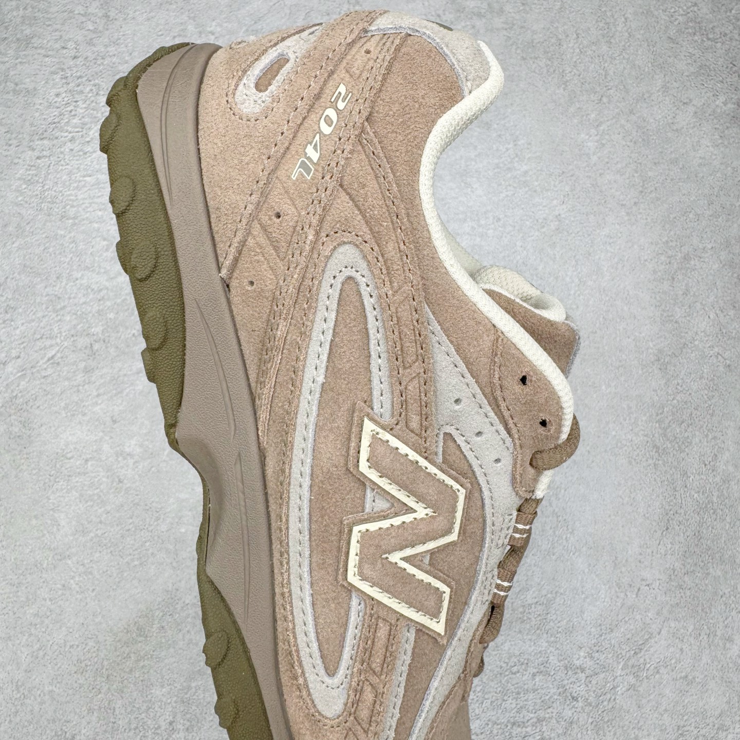 图片[6]-＃M纯原 New Balance U204LMMA NB新百伦新款舒适百搭耐磨轻便低帮生活休闲鞋 男女同款 原档数据独立私模大底 唯一正确三层组合大底 特高弹切片加持 百分百还原原鞋脚感 NB市场最强产物 防伪原标全套原楦原纸板原厂数据开发 全鞋电脑针车加持 原厂网布 原装进口头层翻毛皮料正确绒感卡色 正确中底拉帮中底网布细节 匠心打造 耗时两个月开发完成 工艺极其复杂难度可想而知 高端零售专供产物 尺码：36 37 37.5 38 38.5 39.5 40 40.5 41.5 42 42.5 43 44 44.5 45 45.5 46.5 47-选品中心