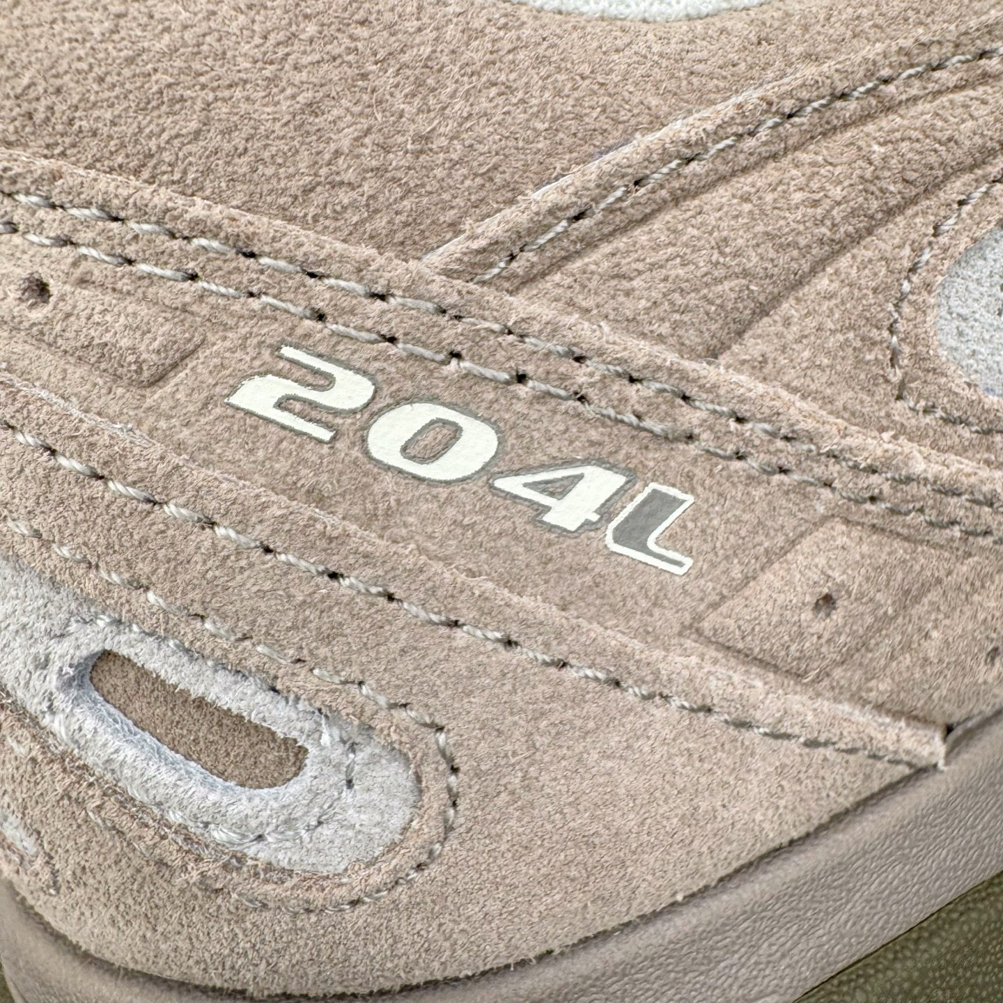 图片[13]-＃M纯原 New Balance U204LMMA NB新百伦新款舒适百搭耐磨轻便低帮生活休闲鞋 男女同款 原档数据独立私模大底 唯一正确三层组合大底 特高弹切片加持 百分百还原原鞋脚感 NB市场最强产物 防伪原标全套原楦原纸板原厂数据开发 全鞋电脑针车加持 原厂网布 原装进口头层翻毛皮料正确绒感卡色 正确中底拉帮中底网布细节 匠心打造 耗时两个月开发完成 工艺极其复杂难度可想而知 高端零售专供产物 尺码：36 37 37.5 38 38.5 39.5 40 40.5 41.5 42 42.5 43 44 44.5 45 45.5 46.5 47-选品中心