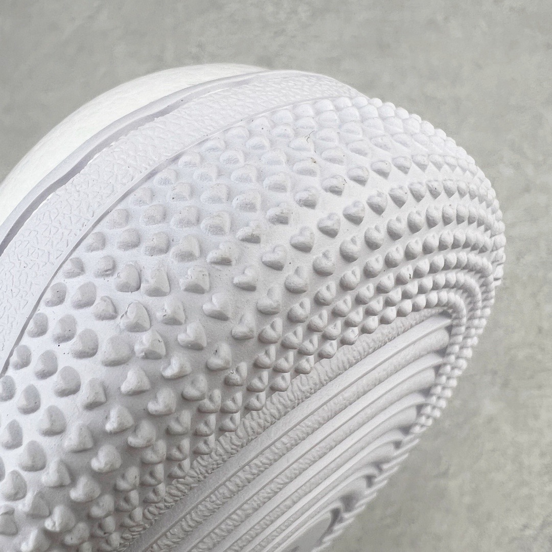 图片[13]-＃G版纯原 NOCTA x NK Air Force 1 Low \’07 空军一号低帮经典板鞋 Drake联名纯白 CZ8065-100 独家私模大底 头层原厂皮料 原盒原配 不规则波浪大底咬花 全鞋电脑针车 工整有序 视觉效果满分 原厂拉帮手法 标准四线 密度针距针孔大小控制到位 原装反口里网布海绵 正确卡色网眼大小 新版鞋撑改用纸团代替 原厂港宝加持完美还原灵魂版型 原盒原配从里到外百分百还原 原厂全头层原厂皮料 原标原盒 内置Sole气垫 中底白色背胶 中底划线 已经无限的接近公司 原厂楦头 原厂刺绣 后跟弧度修正 独家私模最大开发到47.5 尺码：36 36.5 37.5 38 38.5 39 40 40.5 41 42 42.5 43 44 44.5 45 46 47.5-选品中心
