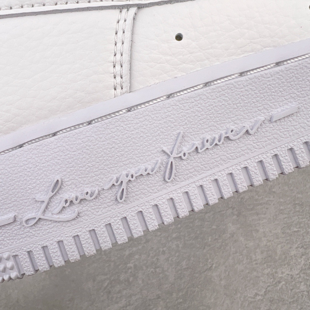 图片[10]-＃G版纯原 NOCTA x NK Air Force 1 Low \’07 空军一号低帮经典板鞋 Drake联名纯白 CZ8065-100 独家私模大底 头层原厂皮料 原盒原配 不规则波浪大底咬花 全鞋电脑针车 工整有序 视觉效果满分 原厂拉帮手法 标准四线 密度针距针孔大小控制到位 原装反口里网布海绵 正确卡色网眼大小 新版鞋撑改用纸团代替 原厂港宝加持完美还原灵魂版型 原盒原配从里到外百分百还原 原厂全头层原厂皮料 原标原盒 内置Sole气垫 中底白色背胶 中底划线 已经无限的接近公司 原厂楦头 原厂刺绣 后跟弧度修正 独家私模最大开发到47.5 尺码：36 36.5 37.5 38 38.5 39 40 40.5 41 42 42.5 43 44 44.5 45 46 47.5-选品中心