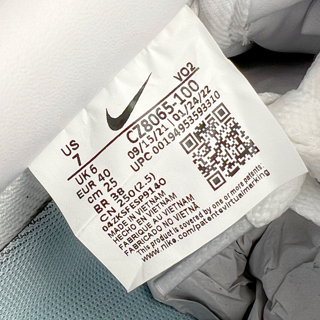 图片[14]-＃G版纯原 NOCTA x NK Air Force 1 Low \’07 空军一号低帮经典板鞋 Drake联名纯白 CZ8065-100 独家私模大底 头层原厂皮料 原盒原配 不规则波浪大底咬花 全鞋电脑针车 工整有序 视觉效果满分 原厂拉帮手法 标准四线 密度针距针孔大小控制到位 原装反口里网布海绵 正确卡色网眼大小 新版鞋撑改用纸团代替 原厂港宝加持完美还原灵魂版型 原盒原配从里到外百分百还原 原厂全头层原厂皮料 原标原盒 内置Sole气垫 中底白色背胶 中底划线 已经无限的接近公司 原厂楦头 原厂刺绣 后跟弧度修正 独家私模最大开发到47.5 尺码：36 36.5 37.5 38 38.5 39 40 40.5 41 42 42.5 43 44 44.5 45 46 47.5-选品中心