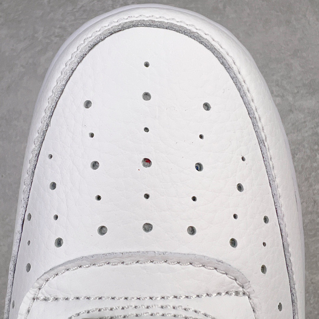 图片[12]-＃G版纯原 NOCTA x NK Air Force 1 Low \’07 空军一号低帮经典板鞋 Drake联名纯白 CZ8065-100 独家私模大底 头层原厂皮料 原盒原配 不规则波浪大底咬花 全鞋电脑针车 工整有序 视觉效果满分 原厂拉帮手法 标准四线 密度针距针孔大小控制到位 原装反口里网布海绵 正确卡色网眼大小 新版鞋撑改用纸团代替 原厂港宝加持完美还原灵魂版型 原盒原配从里到外百分百还原 原厂全头层原厂皮料 原标原盒 内置Sole气垫 中底白色背胶 中底划线 已经无限的接近公司 原厂楦头 原厂刺绣 后跟弧度修正 独家私模最大开发到47.5 尺码：36 36.5 37.5 38 38.5 39 40 40.5 41 42 42.5 43 44 44.5 45 46 47.5-选品中心