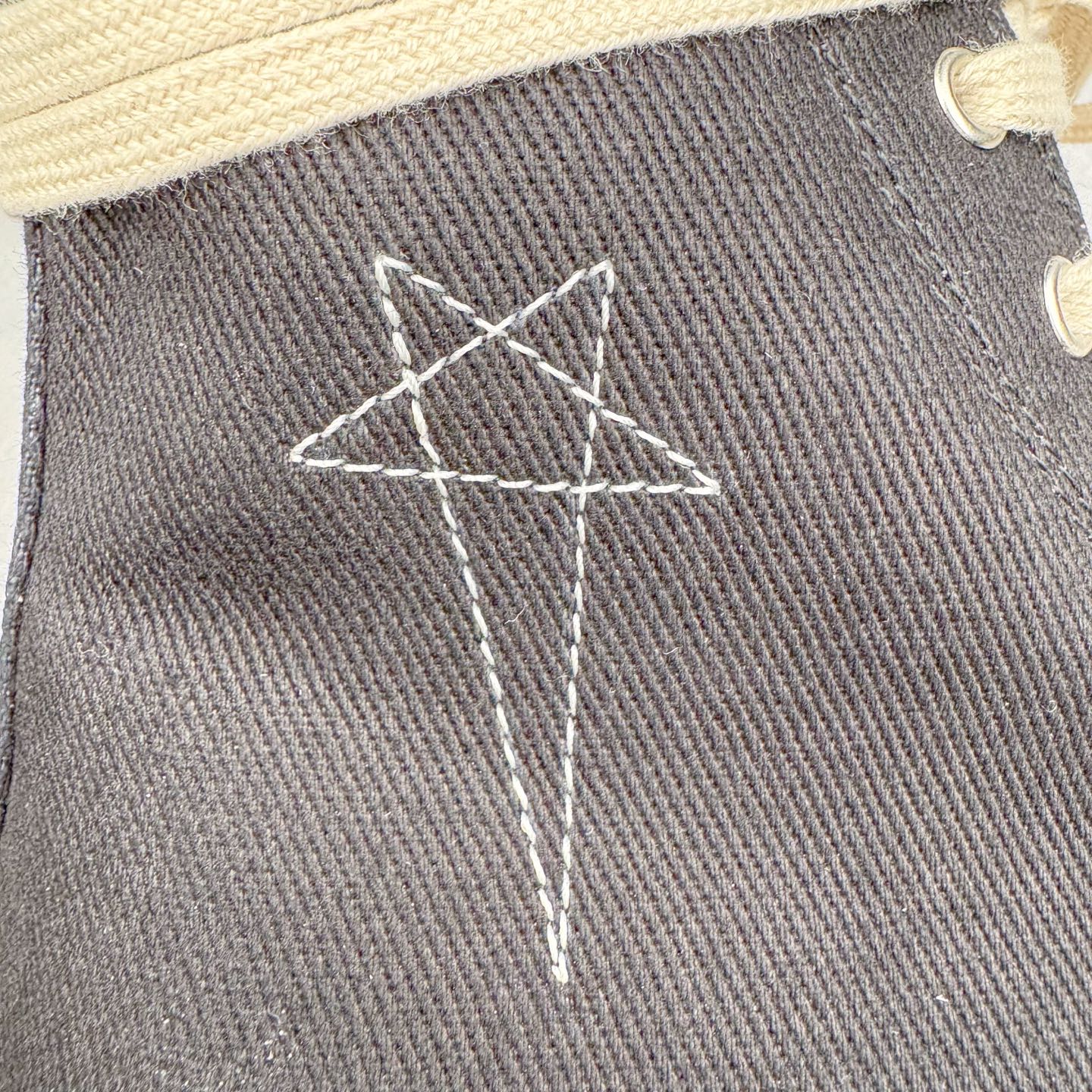 图片[17]-＃DG纯原 Rick Owens Drkshdw 瑞克·欧文斯尼龙罗缎高帮时尚运动板鞋 厚底黑白 二级市场已经7K以上 平台客户随意卖四位数 RO广东原厂出品 纯原天花板 原版一比一复刻 冲正绝不翻车 还原度达到百分之98以上 原楦开发纸版版型 ZP拆解原版1：1复模裁片纸版 力求做到0错位 这样才能达到和zp一致的鞋型味道 采用进口cnc数控机床开发对版独家tpu奶香大底 区别于市场所有版本 zp同源全头层粒面小牛皮 达到和zp一致手感 原厂进口细纹布 万邦订购原厂高弹粉红色海绵 内里搭配软质细腻羊皮 TPU高密度大底 软硬度透光度高已经测试和原版一致 尺码：36 37 38 39 40 41 42 43 44 45 46-选品中心