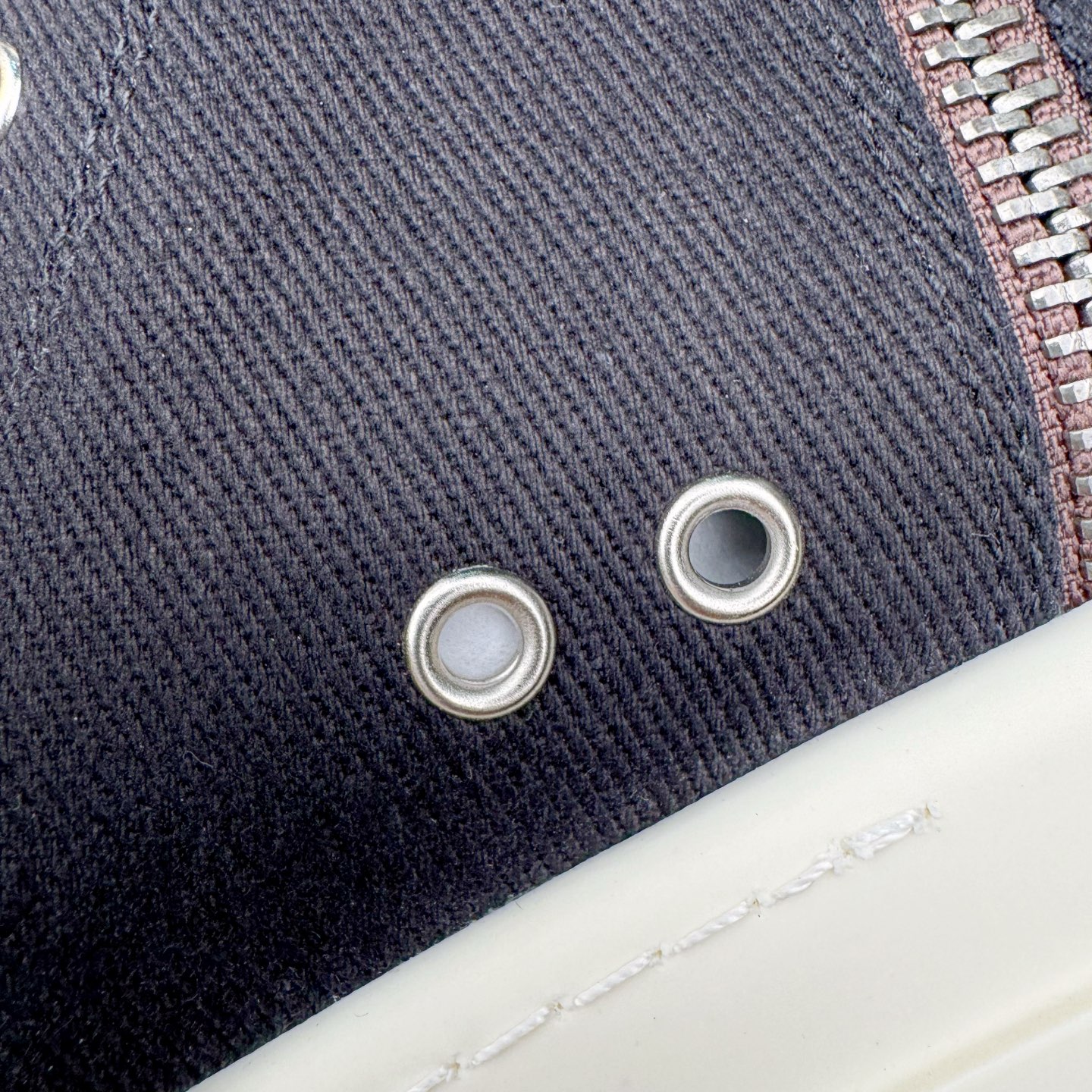 图片[12]-＃DG纯原 Rick Owens Drkshdw 瑞克·欧文斯尼龙罗缎高帮时尚运动板鞋 厚底黑白 二级市场已经7K以上 平台客户随意卖四位数 RO广东原厂出品 纯原天花板 原版一比一复刻 冲正绝不翻车 还原度达到百分之98以上 原楦开发纸版版型 ZP拆解原版1：1复模裁片纸版 力求做到0错位 这样才能达到和zp一致的鞋型味道 采用进口cnc数控机床开发对版独家tpu奶香大底 区别于市场所有版本 zp同源全头层粒面小牛皮 达到和zp一致手感 原厂进口细纹布 万邦订购原厂高弹粉红色海绵 内里搭配软质细腻羊皮 TPU高密度大底 软硬度透光度高已经测试和原版一致 尺码：36 37 38 39 40 41 42 43 44 45 46-选品中心