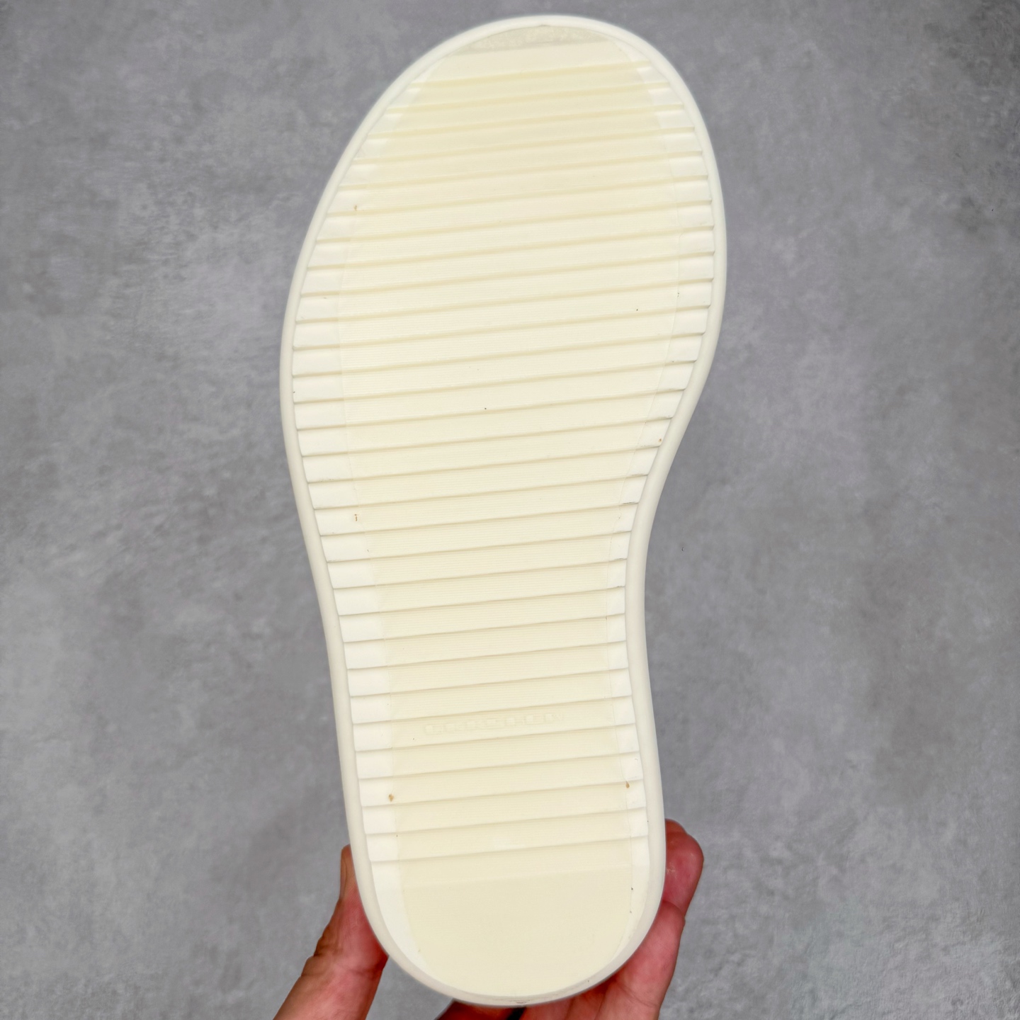 图片[9]-＃DG纯原 Rick Owens Drkshdw 瑞克·欧文斯尼龙罗缎高帮时尚运动板鞋 厚底黑白 二级市场已经7K以上 平台客户随意卖四位数 RO广东原厂出品 纯原天花板 原版一比一复刻 冲正绝不翻车 还原度达到百分之98以上 原楦开发纸版版型 ZP拆解原版1：1复模裁片纸版 力求做到0错位 这样才能达到和zp一致的鞋型味道 采用进口cnc数控机床开发对版独家tpu奶香大底 区别于市场所有版本 zp同源全头层粒面小牛皮 达到和zp一致手感 原厂进口细纹布 万邦订购原厂高弹粉红色海绵 内里搭配软质细腻羊皮 TPU高密度大底 软硬度透光度高已经测试和原版一致 尺码：36 37 38 39 40 41 42 43 44 45 46-选品中心