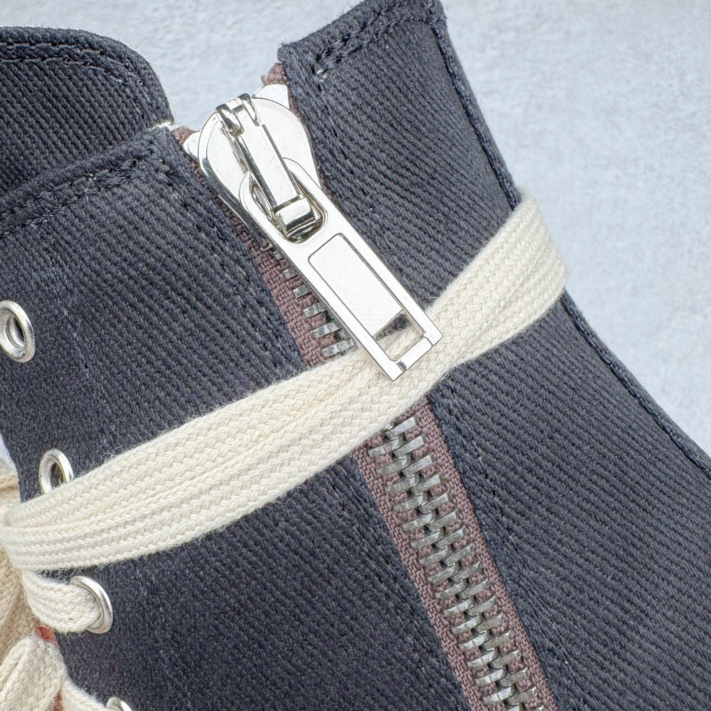 图片[11]-＃DG纯原 Rick Owens Drkshdw 瑞克·欧文斯尼龙罗缎高帮时尚运动板鞋 厚底黑白 二级市场已经7K以上 平台客户随意卖四位数 RO广东原厂出品 纯原天花板 原版一比一复刻 冲正绝不翻车 还原度达到百分之98以上 原楦开发纸版版型 ZP拆解原版1：1复模裁片纸版 力求做到0错位 这样才能达到和zp一致的鞋型味道 采用进口cnc数控机床开发对版独家tpu奶香大底 区别于市场所有版本 zp同源全头层粒面小牛皮 达到和zp一致手感 原厂进口细纹布 万邦订购原厂高弹粉红色海绵 内里搭配软质细腻羊皮 TPU高密度大底 软硬度透光度高已经测试和原版一致 尺码：36 37 38 39 40 41 42 43 44 45 46-选品中心