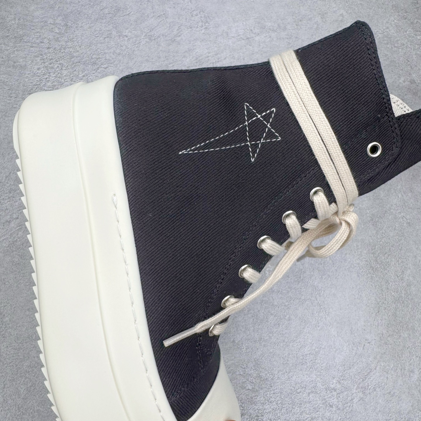 图片[6]-＃DG纯原 Rick Owens Drkshdw 瑞克·欧文斯尼龙罗缎高帮时尚运动板鞋 厚底黑白 二级市场已经7K以上 平台客户随意卖四位数 RO广东原厂出品 纯原天花板 原版一比一复刻 冲正绝不翻车 还原度达到百分之98以上 原楦开发纸版版型 ZP拆解原版1：1复模裁片纸版 力求做到0错位 这样才能达到和zp一致的鞋型味道 采用进口cnc数控机床开发对版独家tpu奶香大底 区别于市场所有版本 zp同源全头层粒面小牛皮 达到和zp一致手感 原厂进口细纹布 万邦订购原厂高弹粉红色海绵 内里搭配软质细腻羊皮 TPU高密度大底 软硬度透光度高已经测试和原版一致 尺码：36 37 38 39 40 41 42 43 44 45 46-选品中心