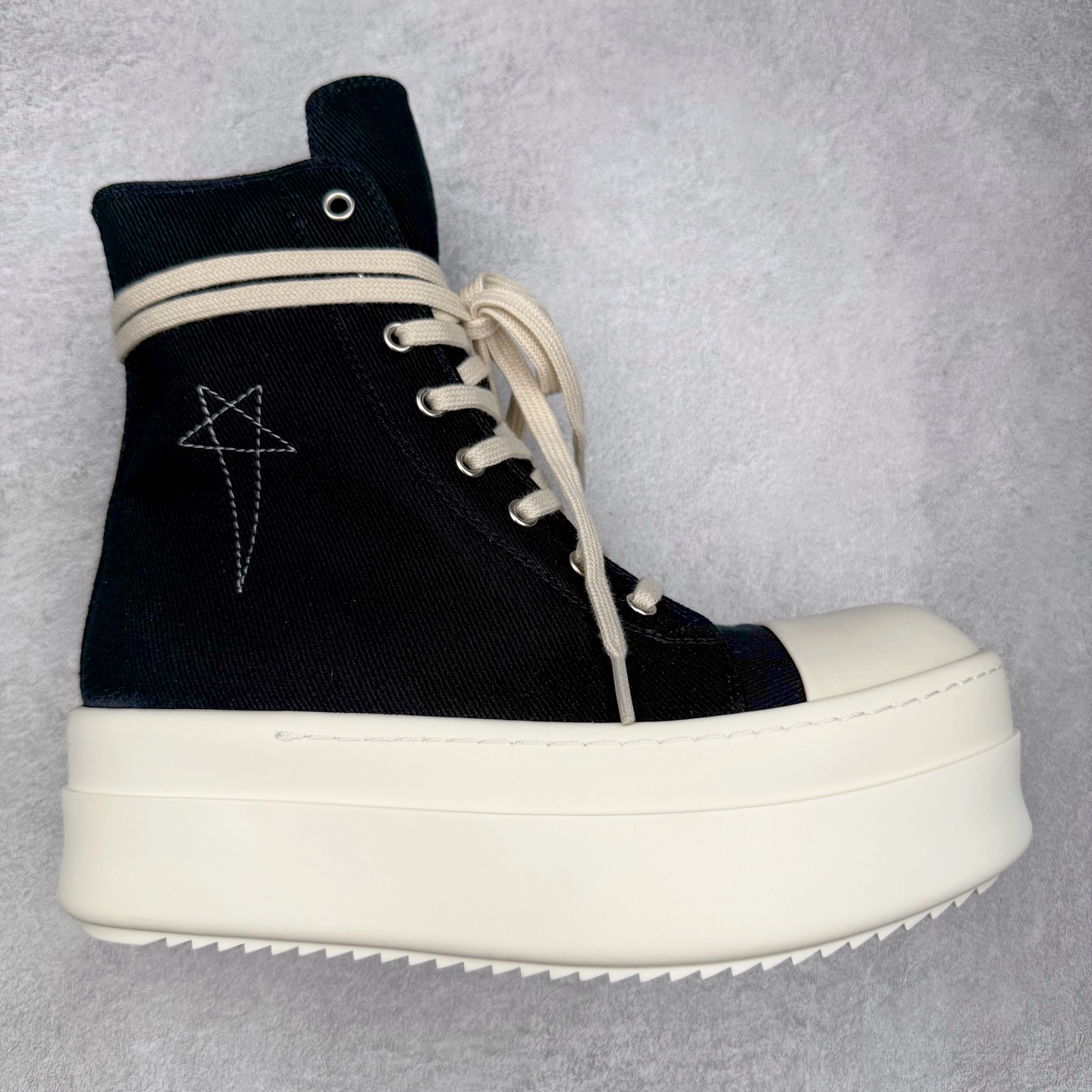 ＃DG纯原 Rick Owens Drkshdw 瑞克·欧文斯尼龙罗缎高帮时尚运动板鞋 厚底黑白 二级市场已经7K以上 平台客户随意卖四位数 RO广东原厂出品 纯原天花板 原版一比一复刻 冲正绝不翻车 还原度达到百分之98以上 原楦开发纸版版型 ZP拆解原版1：1复模裁片纸版 力求做到0错位 这样才能达到和zp一致的鞋型味道 采用进口cnc数控机床开发对版独家tpu奶香大底 区别于市场所有版本 zp同源全头层粒面小牛皮 达到和zp一致手感 原厂进口细纹布 万邦订购原厂高弹粉红色海绵 内里搭配软质细腻羊皮 TPU高密度大底 软硬度透光度高已经测试和原版一致 尺码：36 37 38 39 40 41 42 43 44 45 46-选品中心