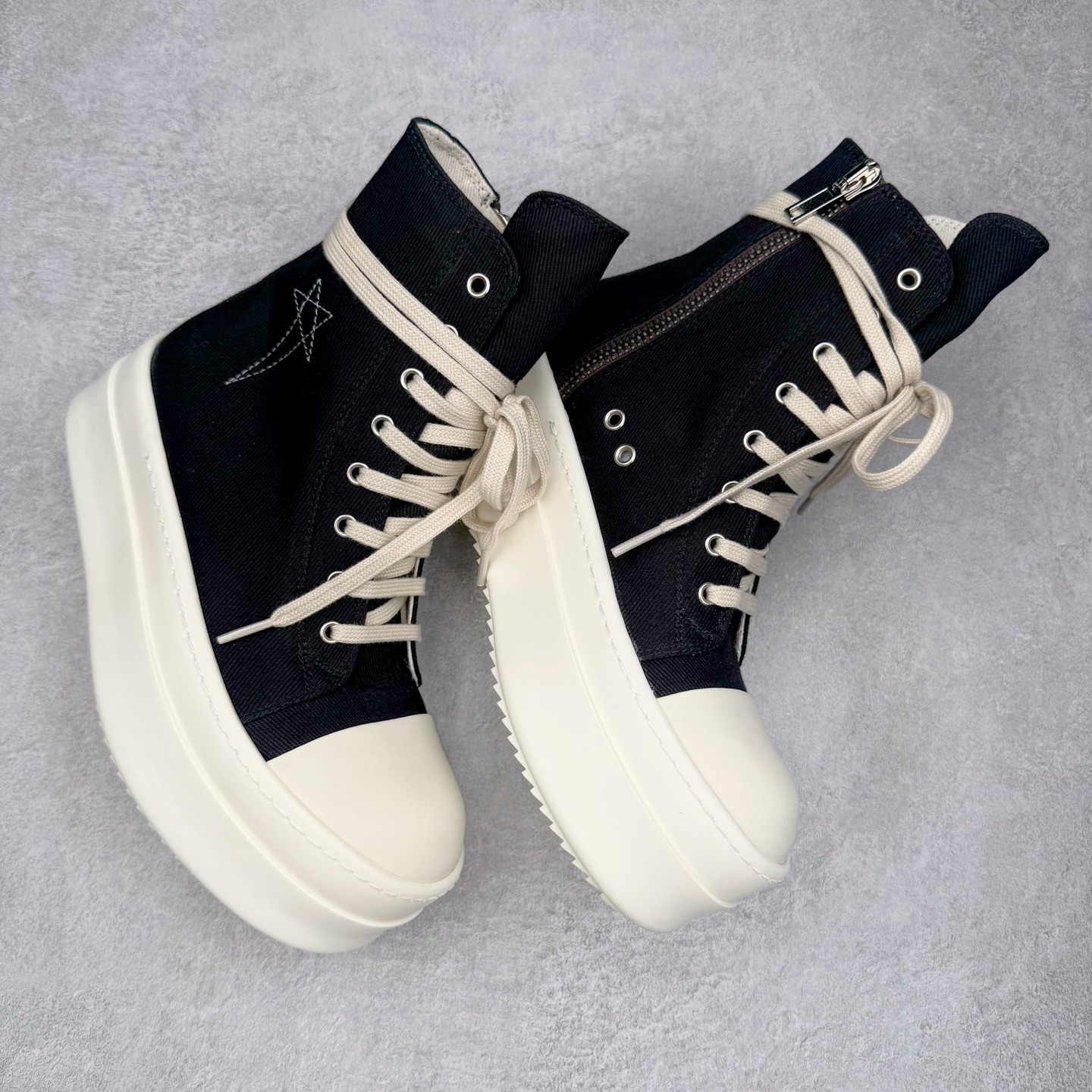 图片[3]-＃DG纯原 Rick Owens Drkshdw 瑞克·欧文斯尼龙罗缎高帮时尚运动板鞋 厚底黑白 二级市场已经7K以上 平台客户随意卖四位数 RO广东原厂出品 纯原天花板 原版一比一复刻 冲正绝不翻车 还原度达到百分之98以上 原楦开发纸版版型 ZP拆解原版1：1复模裁片纸版 力求做到0错位 这样才能达到和zp一致的鞋型味道 采用进口cnc数控机床开发对版独家tpu奶香大底 区别于市场所有版本 zp同源全头层粒面小牛皮 达到和zp一致手感 原厂进口细纹布 万邦订购原厂高弹粉红色海绵 内里搭配软质细腻羊皮 TPU高密度大底 软硬度透光度高已经测试和原版一致 尺码：36 37 38 39 40 41 42 43 44 45 46-选品中心