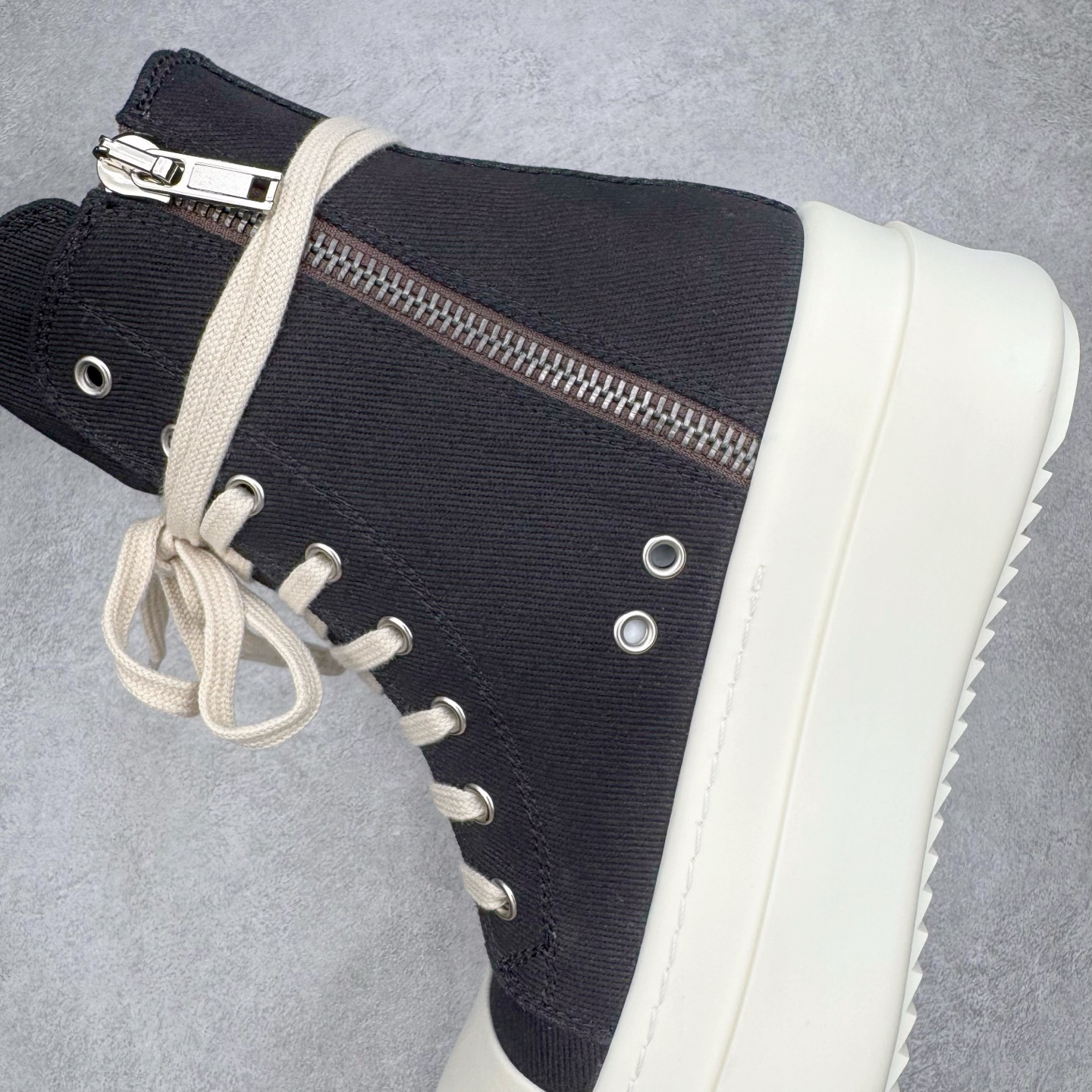 图片[7]-＃DG纯原 Rick Owens Drkshdw 瑞克·欧文斯尼龙罗缎高帮时尚运动板鞋 厚底黑白 二级市场已经7K以上 平台客户随意卖四位数 RO广东原厂出品 纯原天花板 原版一比一复刻 冲正绝不翻车 还原度达到百分之98以上 原楦开发纸版版型 ZP拆解原版1：1复模裁片纸版 力求做到0错位 这样才能达到和zp一致的鞋型味道 采用进口cnc数控机床开发对版独家tpu奶香大底 区别于市场所有版本 zp同源全头层粒面小牛皮 达到和zp一致手感 原厂进口细纹布 万邦订购原厂高弹粉红色海绵 内里搭配软质细腻羊皮 TPU高密度大底 软硬度透光度高已经测试和原版一致 尺码：36 37 38 39 40 41 42 43 44 45 46-选品中心