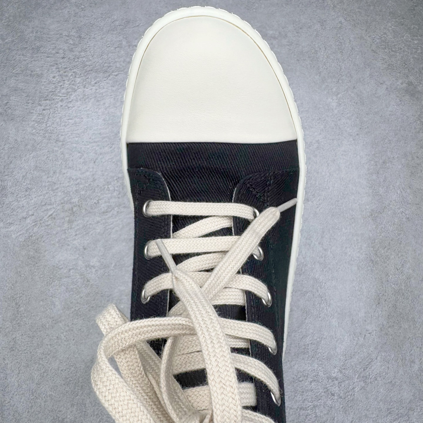 图片[4]-＃DG纯原 Rick Owens Drkshdw 瑞克·欧文斯尼龙罗缎高帮时尚运动板鞋 厚底黑白 二级市场已经7K以上 平台客户随意卖四位数 RO广东原厂出品 纯原天花板 原版一比一复刻 冲正绝不翻车 还原度达到百分之98以上 原楦开发纸版版型 ZP拆解原版1：1复模裁片纸版 力求做到0错位 这样才能达到和zp一致的鞋型味道 采用进口cnc数控机床开发对版独家tpu奶香大底 区别于市场所有版本 zp同源全头层粒面小牛皮 达到和zp一致手感 原厂进口细纹布 万邦订购原厂高弹粉红色海绵 内里搭配软质细腻羊皮 TPU高密度大底 软硬度透光度高已经测试和原版一致 尺码：36 37 38 39 40 41 42 43 44 45 46-选品中心