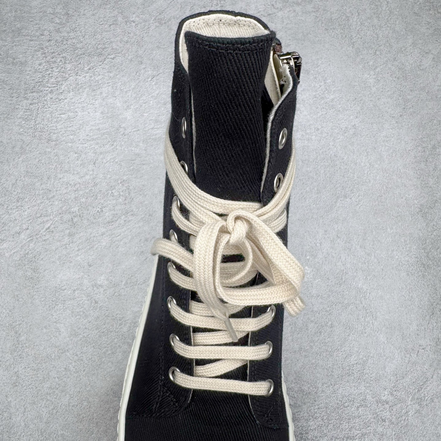 图片[5]-＃DG纯原 Rick Owens Drkshdw 瑞克·欧文斯尼龙罗缎高帮时尚运动板鞋 厚底黑白 二级市场已经7K以上 平台客户随意卖四位数 RO广东原厂出品 纯原天花板 原版一比一复刻 冲正绝不翻车 还原度达到百分之98以上 原楦开发纸版版型 ZP拆解原版1：1复模裁片纸版 力求做到0错位 这样才能达到和zp一致的鞋型味道 采用进口cnc数控机床开发对版独家tpu奶香大底 区别于市场所有版本 zp同源全头层粒面小牛皮 达到和zp一致手感 原厂进口细纹布 万邦订购原厂高弹粉红色海绵 内里搭配软质细腻羊皮 TPU高密度大底 软硬度透光度高已经测试和原版一致 尺码：36 37 38 39 40 41 42 43 44 45 46-选品中心