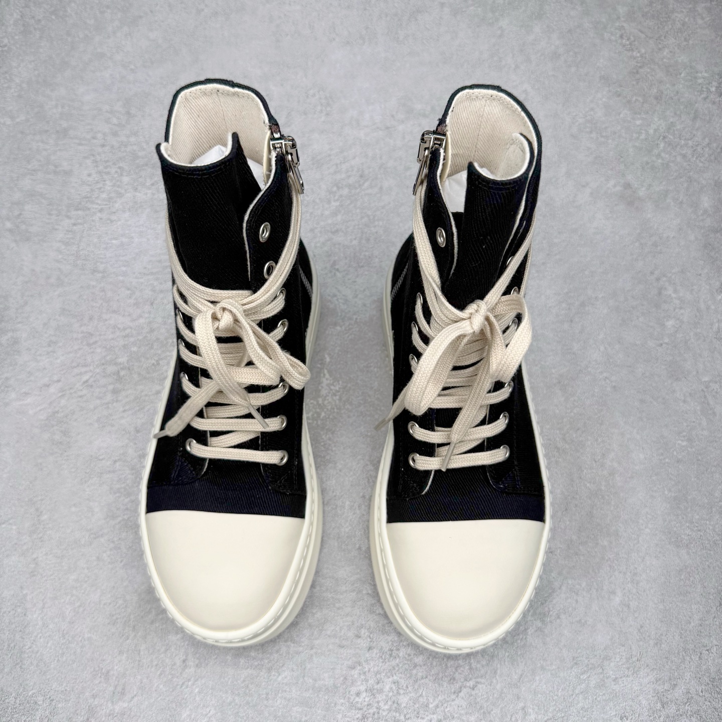 图片[2]-＃DG纯原 Rick Owens Drkshdw 瑞克·欧文斯尼龙罗缎高帮时尚运动板鞋 厚底黑白 二级市场已经7K以上 平台客户随意卖四位数 RO广东原厂出品 纯原天花板 原版一比一复刻 冲正绝不翻车 还原度达到百分之98以上 原楦开发纸版版型 ZP拆解原版1：1复模裁片纸版 力求做到0错位 这样才能达到和zp一致的鞋型味道 采用进口cnc数控机床开发对版独家tpu奶香大底 区别于市场所有版本 zp同源全头层粒面小牛皮 达到和zp一致手感 原厂进口细纹布 万邦订购原厂高弹粉红色海绵 内里搭配软质细腻羊皮 TPU高密度大底 软硬度透光度高已经测试和原版一致 尺码：36 37 38 39 40 41 42 43 44 45 46-选品中心