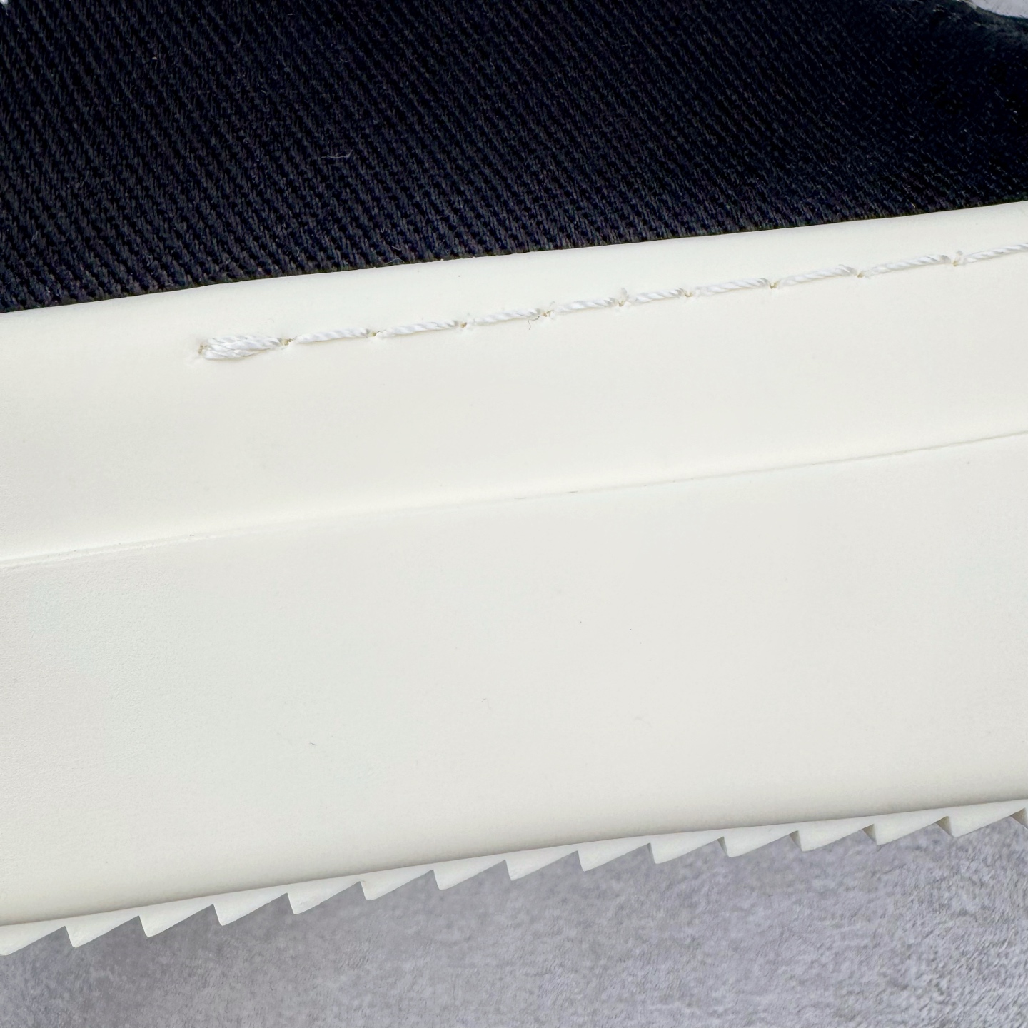 图片[18]-＃DG纯原 Rick Owens Drkshdw 瑞克·欧文斯尼龙罗缎高帮时尚运动板鞋 厚底黑白 二级市场已经7K以上 平台客户随意卖四位数 RO广东原厂出品 纯原天花板 原版一比一复刻 冲正绝不翻车 还原度达到百分之98以上 原楦开发纸版版型 ZP拆解原版1：1复模裁片纸版 力求做到0错位 这样才能达到和zp一致的鞋型味道 采用进口cnc数控机床开发对版独家tpu奶香大底 区别于市场所有版本 zp同源全头层粒面小牛皮 达到和zp一致手感 原厂进口细纹布 万邦订购原厂高弹粉红色海绵 内里搭配软质细腻羊皮 TPU高密度大底 软硬度透光度高已经测试和原版一致 尺码：36 37 38 39 40 41 42 43 44 45 46-选品中心