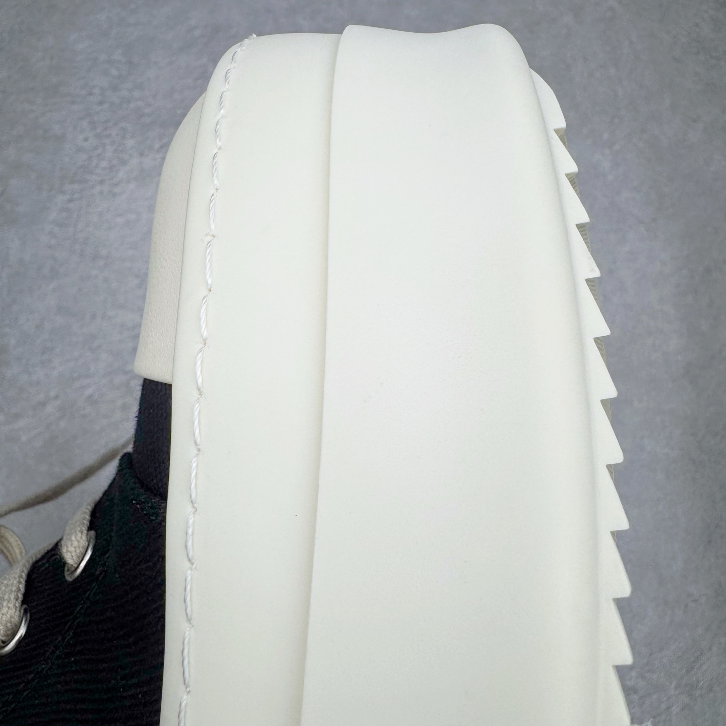 图片[13]-＃DG纯原 Rick Owens Drkshdw 瑞克·欧文斯尼龙罗缎高帮时尚运动板鞋 厚底黑白 二级市场已经7K以上 平台客户随意卖四位数 RO广东原厂出品 纯原天花板 原版一比一复刻 冲正绝不翻车 还原度达到百分之98以上 原楦开发纸版版型 ZP拆解原版1：1复模裁片纸版 力求做到0错位 这样才能达到和zp一致的鞋型味道 采用进口cnc数控机床开发对版独家tpu奶香大底 区别于市场所有版本 zp同源全头层粒面小牛皮 达到和zp一致手感 原厂进口细纹布 万邦订购原厂高弹粉红色海绵 内里搭配软质细腻羊皮 TPU高密度大底 软硬度透光度高已经测试和原版一致 尺码：36 37 38 39 40 41 42 43 44 45 46-选品中心