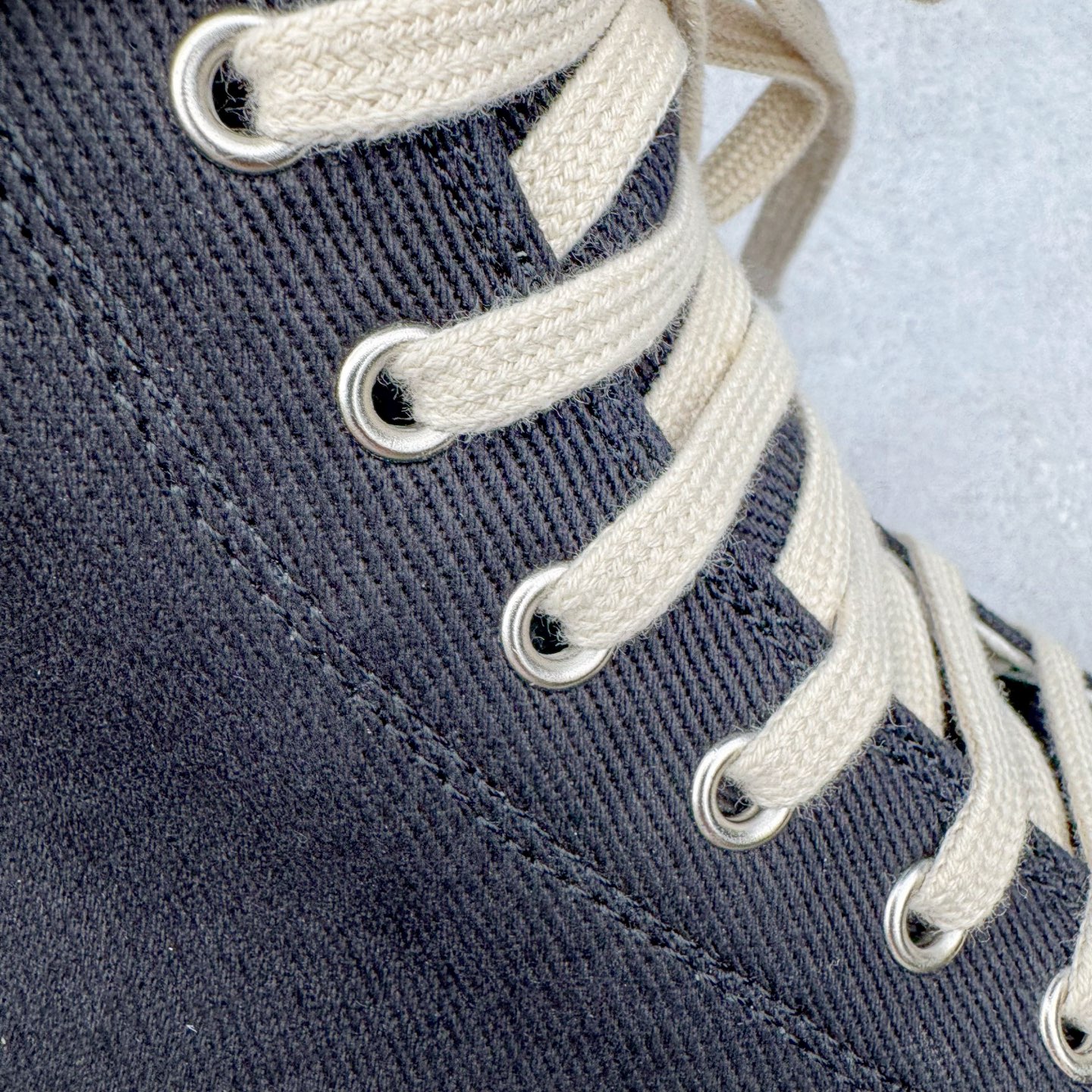 图片[16]-＃DG纯原 Rick Owens Drkshdw 瑞克·欧文斯尼龙罗缎高帮时尚运动板鞋 厚底黑白 二级市场已经7K以上 平台客户随意卖四位数 RO广东原厂出品 纯原天花板 原版一比一复刻 冲正绝不翻车 还原度达到百分之98以上 原楦开发纸版版型 ZP拆解原版1：1复模裁片纸版 力求做到0错位 这样才能达到和zp一致的鞋型味道 采用进口cnc数控机床开发对版独家tpu奶香大底 区别于市场所有版本 zp同源全头层粒面小牛皮 达到和zp一致手感 原厂进口细纹布 万邦订购原厂高弹粉红色海绵 内里搭配软质细腻羊皮 TPU高密度大底 软硬度透光度高已经测试和原版一致 尺码：36 37 38 39 40 41 42 43 44 45 46-选品中心