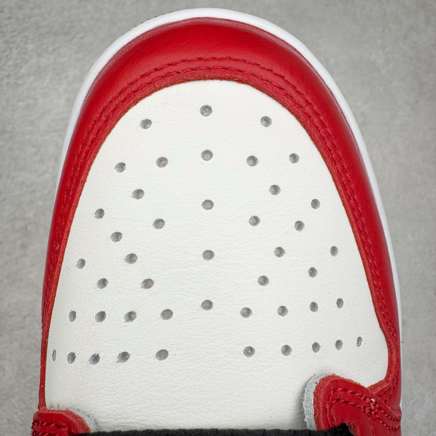 图片[15]-＃PK纯原 Air Jordan AJ1 Retro Low OG 芝加哥低帮 HQ6998-600 全新批次 Ljr同源清远全套加持 圈内最强倒钩系列 高端零售特供批次 产品品控稳定性领先行业 各方面均可对飙L版 良心定价不杀猪 SZ原厂全套原楦原纸板冲刀磨具开发 原厂皮料加持 原厂港宝加持定型后跟R度完美 同源原厂电绣 鬼脸飞翼针数密度立体效果一致 百分百一致原鞋 原厂拉帮工艺 针距密度一致 后跟弧度收口自然不对折 极致一眼正品既视感 进口玻璃冲刀皮料裁剪零毛边 全鞋电脑针车工艺 品控清洁度最高QC检验标准 免检产品 原厂订购鞋盒、鞋标、防尘纸、鞋撑、鞋带 追求极致的原厂味道 尺码：40 40.5 41 42 42.5 43 44 44.5 45 46 47.5 48.5-选品中心