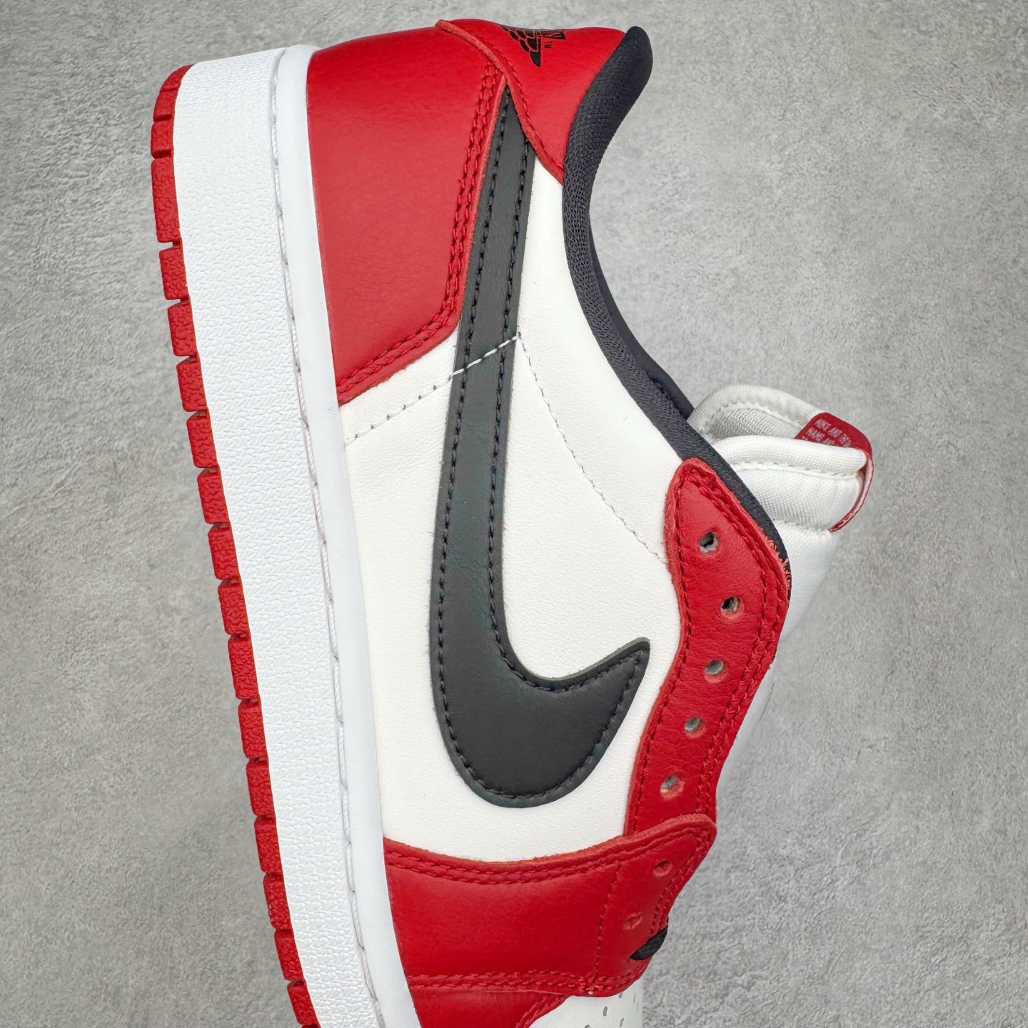 图片[6]-＃PK纯原 Air Jordan AJ1 Retro Low OG 芝加哥低帮 HQ6998-600 全新批次 Ljr同源清远全套加持 圈内最强倒钩系列 高端零售特供批次 产品品控稳定性领先行业 各方面均可对飙L版 良心定价不杀猪 SZ原厂全套原楦原纸板冲刀磨具开发 原厂皮料加持 原厂港宝加持定型后跟R度完美 同源原厂电绣 鬼脸飞翼针数密度立体效果一致 百分百一致原鞋 原厂拉帮工艺 针距密度一致 后跟弧度收口自然不对折 极致一眼正品既视感 进口玻璃冲刀皮料裁剪零毛边 全鞋电脑针车工艺 品控清洁度最高QC检验标准 免检产品 原厂订购鞋盒、鞋标、防尘纸、鞋撑、鞋带 追求极致的原厂味道 尺码：40 40.5 41 42 42.5 43 44 44.5 45 46 47.5 48.5-选品中心