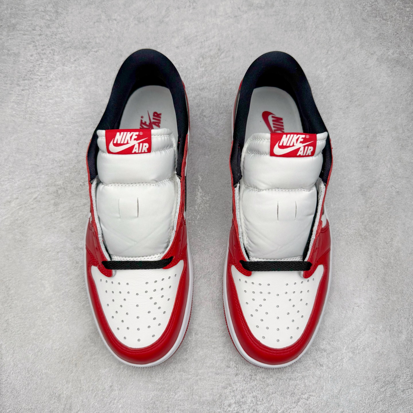 图片[2]-＃PK纯原 Air Jordan AJ1 Retro Low OG 芝加哥低帮 HQ6998-600 全新批次 Ljr同源清远全套加持 圈内最强倒钩系列 高端零售特供批次 产品品控稳定性领先行业 各方面均可对飙L版 良心定价不杀猪 SZ原厂全套原楦原纸板冲刀磨具开发 原厂皮料加持 原厂港宝加持定型后跟R度完美 同源原厂电绣 鬼脸飞翼针数密度立体效果一致 百分百一致原鞋 原厂拉帮工艺 针距密度一致 后跟弧度收口自然不对折 极致一眼正品既视感 进口玻璃冲刀皮料裁剪零毛边 全鞋电脑针车工艺 品控清洁度最高QC检验标准 免检产品 原厂订购鞋盒、鞋标、防尘纸、鞋撑、鞋带 追求极致的原厂味道 尺码：40 40.5 41 42 42.5 43 44 44.5 45 46 47.5 48.5-选品中心
