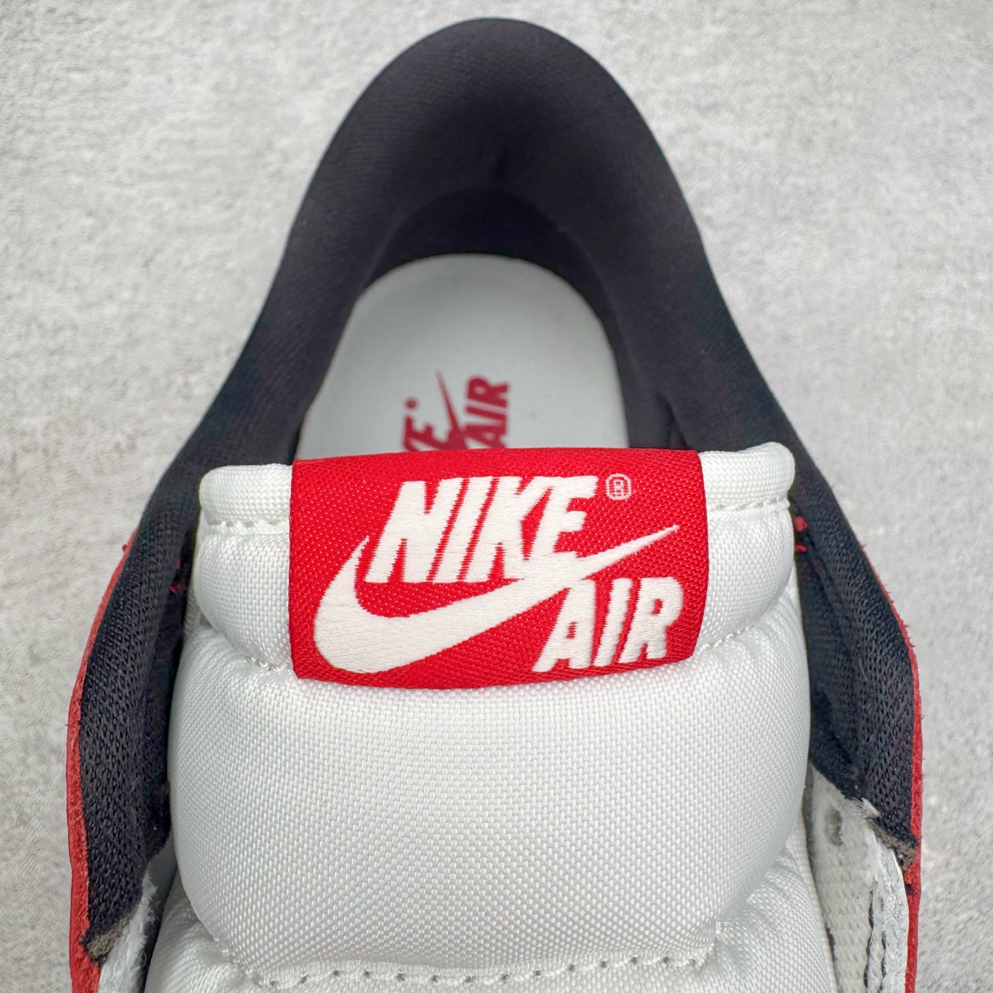 图片[14]-＃PK纯原 Air Jordan AJ1 Retro Low OG 芝加哥低帮 HQ6998-600 全新批次 Ljr同源清远全套加持 圈内最强倒钩系列 高端零售特供批次 产品品控稳定性领先行业 各方面均可对飙L版 良心定价不杀猪 SZ原厂全套原楦原纸板冲刀磨具开发 原厂皮料加持 原厂港宝加持定型后跟R度完美 同源原厂电绣 鬼脸飞翼针数密度立体效果一致 百分百一致原鞋 原厂拉帮工艺 针距密度一致 后跟弧度收口自然不对折 极致一眼正品既视感 进口玻璃冲刀皮料裁剪零毛边 全鞋电脑针车工艺 品控清洁度最高QC检验标准 免检产品 原厂订购鞋盒、鞋标、防尘纸、鞋撑、鞋带 追求极致的原厂味道 尺码：40 40.5 41 42 42.5 43 44 44.5 45 46 47.5 48.5-选品中心