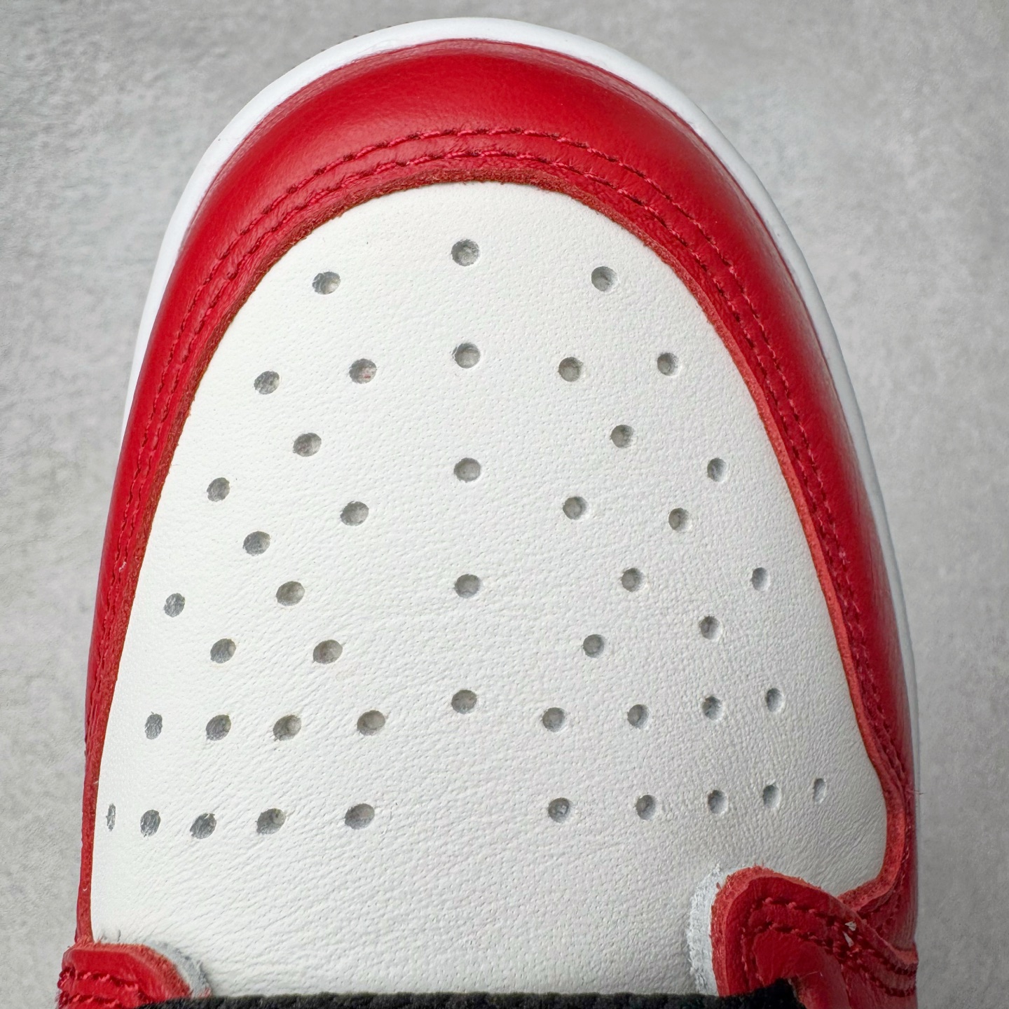 图片[10]-＃PK纯原 Air Jordan AJ1 Retro Low OG 芝加哥低帮 HQ6998-600 全新批次 Ljr同源清远全套加持 圈内最强倒钩系列 高端零售特供批次 产品品控稳定性领先行业 各方面均可对飙L版 良心定价不杀猪 SZ原厂全套原楦原纸板冲刀磨具开发 原厂皮料加持 原厂港宝加持定型后跟R度完美 同源原厂电绣 鬼脸飞翼针数密度立体效果一致 百分百一致原鞋 原厂拉帮工艺 针距密度一致 后跟弧度收口自然不对折 极致一眼正品既视感 进口玻璃冲刀皮料裁剪零毛边 全鞋电脑针车工艺 品控清洁度最高QC检验标准 免检产品 原厂订购鞋盒、鞋标、防尘纸、鞋撑、鞋带 追求极致的原厂味道 尺码：40 40.5 41 42 42.5 43 44 44.5 45 46 47.5 48.5-选品中心