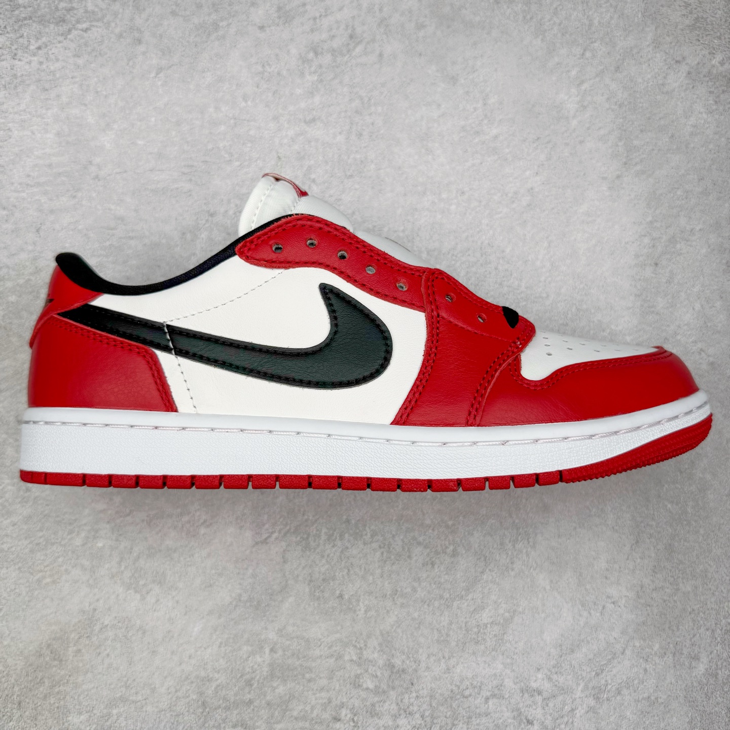 ＃PK纯原 Air Jordan AJ1 Retro Low OG 芝加哥低帮 HQ6998-600 全新批次 Ljr同源清远全套加持 圈内最强倒钩系列 高端零售特供批次 产品品控稳定性领先行业 各方面均可对飙L版 良心定价不杀猪 SZ原厂全套原楦原纸板冲刀磨具开发 原厂皮料加持 原厂港宝加持定型后跟R度完美 同源原厂电绣 鬼脸飞翼针数密度立体效果一致 百分百一致原鞋 原厂拉帮工艺 针距密度一致 后跟弧度收口自然不对折 极致一眼正品既视感 进口玻璃冲刀皮料裁剪零毛边 全鞋电脑针车工艺 品控清洁度最高QC检验标准 免检产品 原厂订购鞋盒、鞋标、防尘纸、鞋撑、鞋带 追求极致的原厂味道 尺码：40 40.5 41 42 42.5 43 44 44.5 45 46 47.5 48.5-选品中心