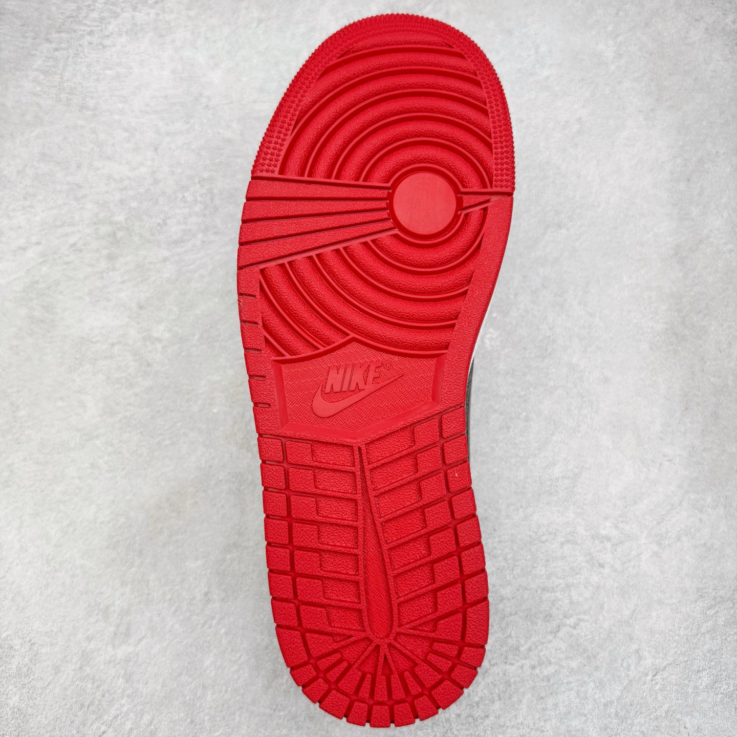 图片[9]-＃PK纯原 Air Jordan AJ1 Retro Low OG 芝加哥低帮 HQ6998-600 全新批次 Ljr同源清远全套加持 圈内最强倒钩系列 高端零售特供批次 产品品控稳定性领先行业 各方面均可对飙L版 良心定价不杀猪 SZ原厂全套原楦原纸板冲刀磨具开发 原厂皮料加持 原厂港宝加持定型后跟R度完美 同源原厂电绣 鬼脸飞翼针数密度立体效果一致 百分百一致原鞋 原厂拉帮工艺 针距密度一致 后跟弧度收口自然不对折 极致一眼正品既视感 进口玻璃冲刀皮料裁剪零毛边 全鞋电脑针车工艺 品控清洁度最高QC检验标准 免检产品 原厂订购鞋盒、鞋标、防尘纸、鞋撑、鞋带 追求极致的原厂味道 尺码：40 40.5 41 42 42.5 43 44 44.5 45 46 47.5 48.5-选品中心