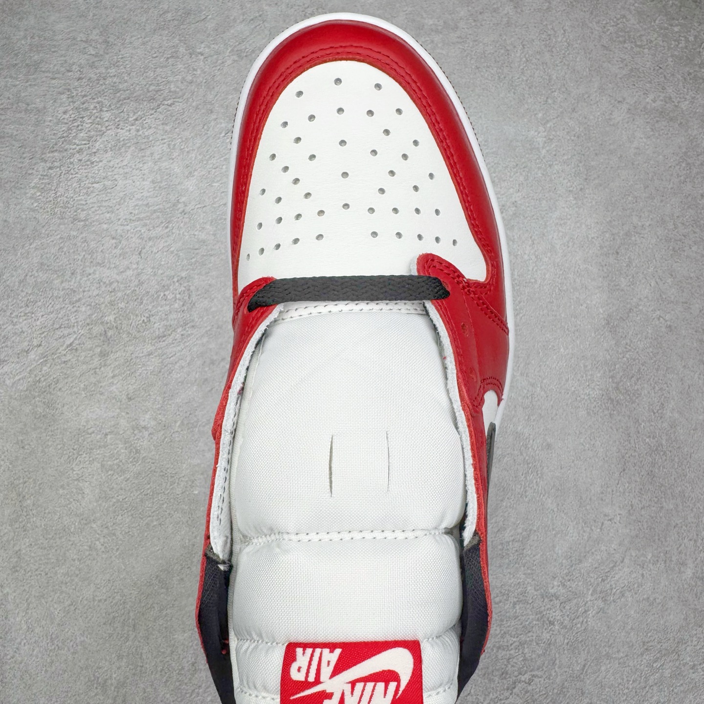 图片[4]-＃PK纯原 Air Jordan AJ1 Retro Low OG 芝加哥低帮 HQ6998-600 全新批次 Ljr同源清远全套加持 圈内最强倒钩系列 高端零售特供批次 产品品控稳定性领先行业 各方面均可对飙L版 良心定价不杀猪 SZ原厂全套原楦原纸板冲刀磨具开发 原厂皮料加持 原厂港宝加持定型后跟R度完美 同源原厂电绣 鬼脸飞翼针数密度立体效果一致 百分百一致原鞋 原厂拉帮工艺 针距密度一致 后跟弧度收口自然不对折 极致一眼正品既视感 进口玻璃冲刀皮料裁剪零毛边 全鞋电脑针车工艺 品控清洁度最高QC检验标准 免检产品 原厂订购鞋盒、鞋标、防尘纸、鞋撑、鞋带 追求极致的原厂味道 尺码：40 40.5 41 42 42.5 43 44 44.5 45 46 47.5 48.5-选品中心