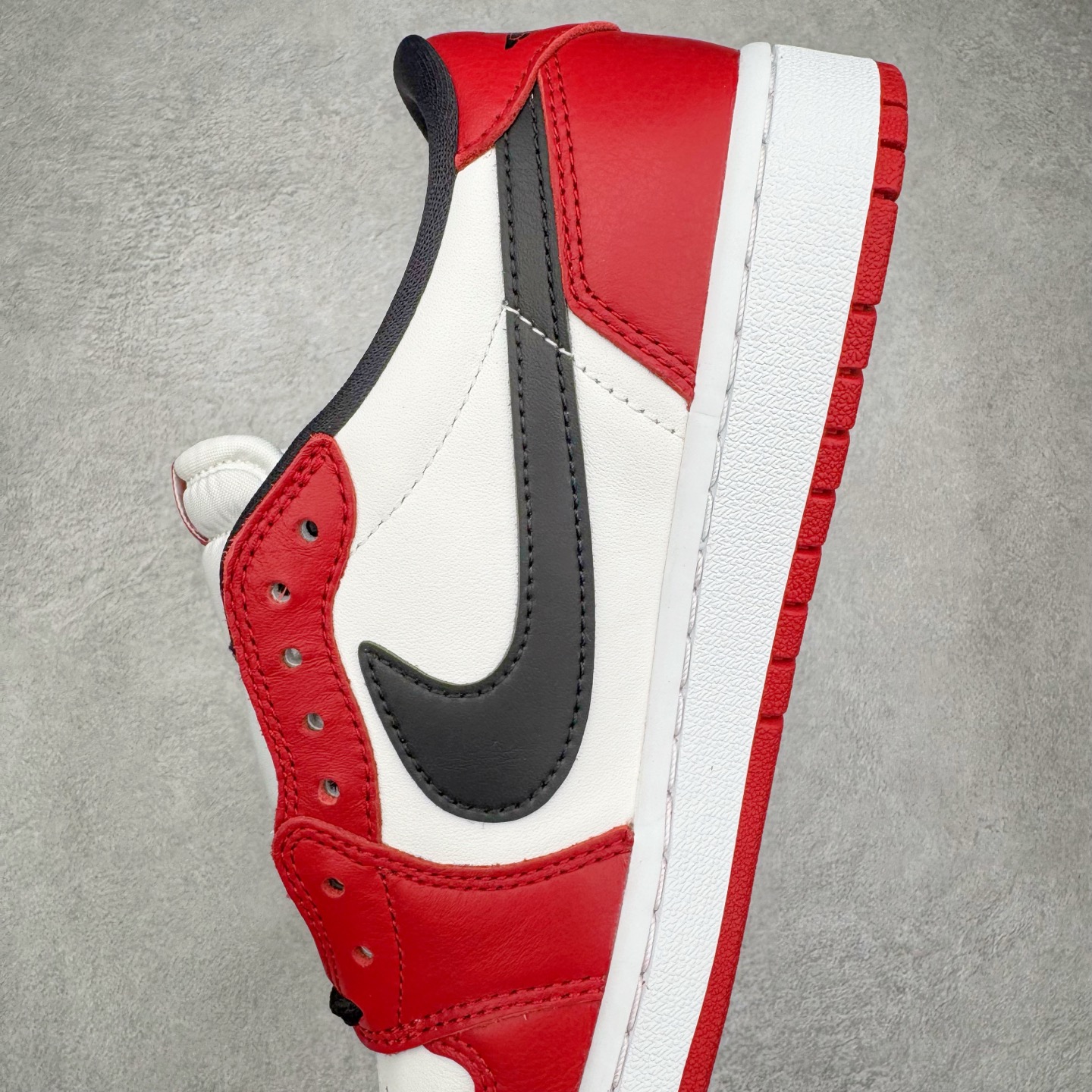 图片[7]-＃PK纯原 Air Jordan AJ1 Retro Low OG 芝加哥低帮 HQ6998-600 全新批次 Ljr同源清远全套加持 圈内最强倒钩系列 高端零售特供批次 产品品控稳定性领先行业 各方面均可对飙L版 良心定价不杀猪 SZ原厂全套原楦原纸板冲刀磨具开发 原厂皮料加持 原厂港宝加持定型后跟R度完美 同源原厂电绣 鬼脸飞翼针数密度立体效果一致 百分百一致原鞋 原厂拉帮工艺 针距密度一致 后跟弧度收口自然不对折 极致一眼正品既视感 进口玻璃冲刀皮料裁剪零毛边 全鞋电脑针车工艺 品控清洁度最高QC检验标准 免检产品 原厂订购鞋盒、鞋标、防尘纸、鞋撑、鞋带 追求极致的原厂味道 尺码：40 40.5 41 42 42.5 43 44 44.5 45 46 47.5 48.5-选品中心