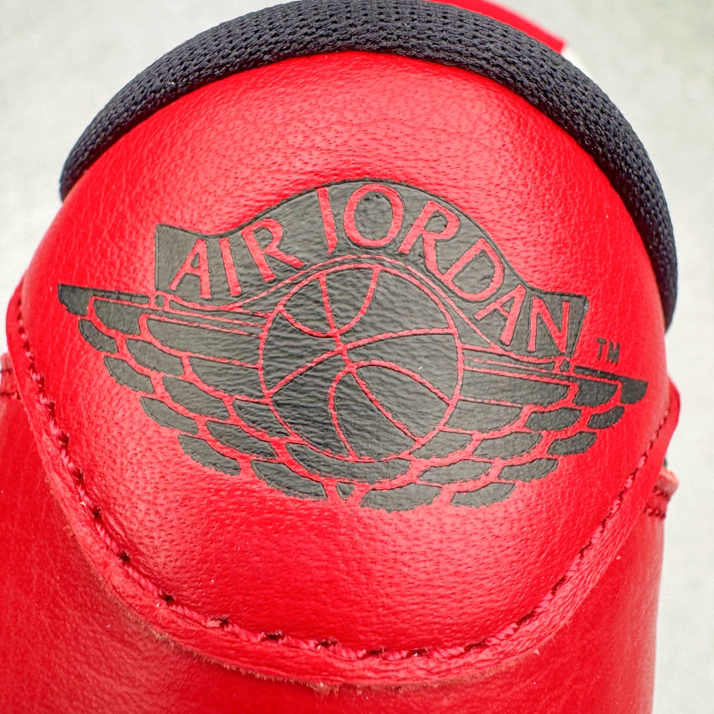 图片[16]-＃PK纯原 Air Jordan AJ1 Retro Low OG 芝加哥低帮 HQ6998-600 全新批次 Ljr同源清远全套加持 圈内最强倒钩系列 高端零售特供批次 产品品控稳定性领先行业 各方面均可对飙L版 良心定价不杀猪 SZ原厂全套原楦原纸板冲刀磨具开发 原厂皮料加持 原厂港宝加持定型后跟R度完美 同源原厂电绣 鬼脸飞翼针数密度立体效果一致 百分百一致原鞋 原厂拉帮工艺 针距密度一致 后跟弧度收口自然不对折 极致一眼正品既视感 进口玻璃冲刀皮料裁剪零毛边 全鞋电脑针车工艺 品控清洁度最高QC检验标准 免检产品 原厂订购鞋盒、鞋标、防尘纸、鞋撑、鞋带 追求极致的原厂味道 尺码：40 40.5 41 42 42.5 43 44 44.5 45 46 47.5 48.5-选品中心