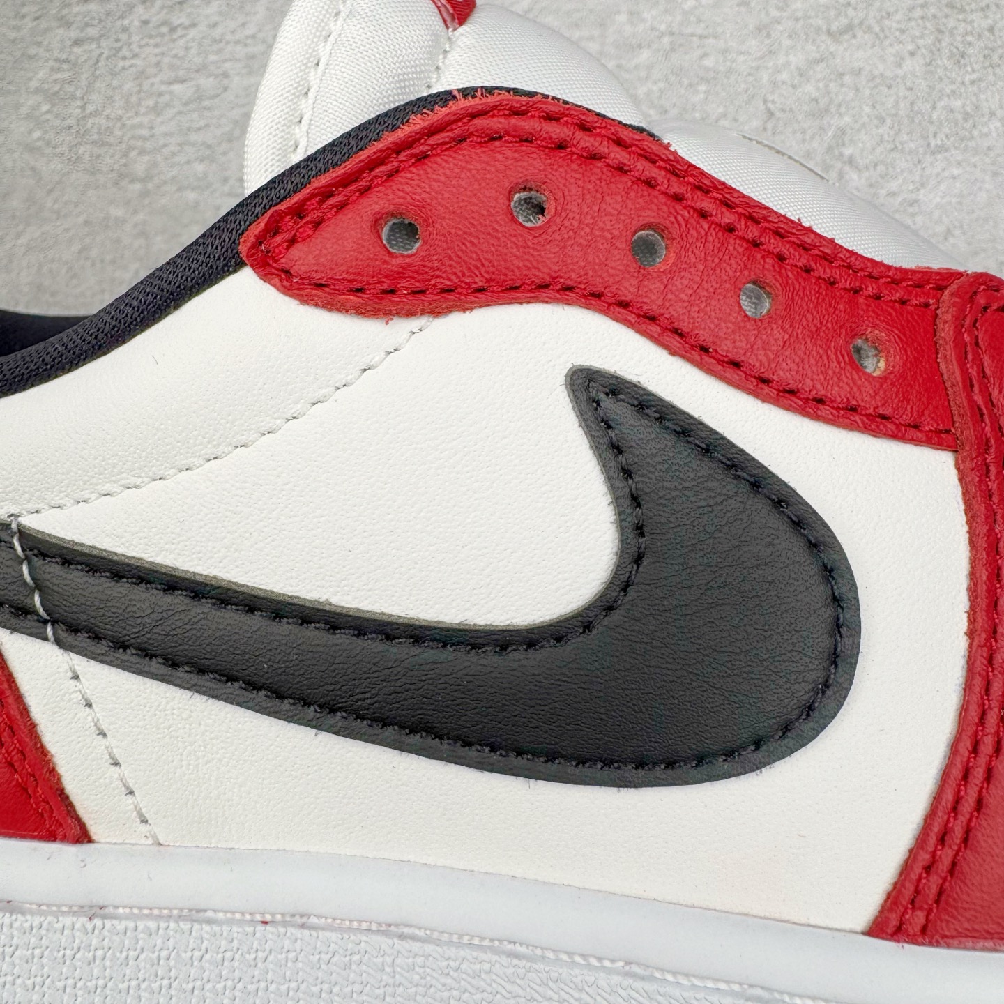 图片[17]-＃PK纯原 Air Jordan AJ1 Retro Low OG 芝加哥低帮 HQ6998-600 全新批次 Ljr同源清远全套加持 圈内最强倒钩系列 高端零售特供批次 产品品控稳定性领先行业 各方面均可对飙L版 良心定价不杀猪 SZ原厂全套原楦原纸板冲刀磨具开发 原厂皮料加持 原厂港宝加持定型后跟R度完美 同源原厂电绣 鬼脸飞翼针数密度立体效果一致 百分百一致原鞋 原厂拉帮工艺 针距密度一致 后跟弧度收口自然不对折 极致一眼正品既视感 进口玻璃冲刀皮料裁剪零毛边 全鞋电脑针车工艺 品控清洁度最高QC检验标准 免检产品 原厂订购鞋盒、鞋标、防尘纸、鞋撑、鞋带 追求极致的原厂味道 尺码：40 40.5 41 42 42.5 43 44 44.5 45 46 47.5 48.5-选品中心
