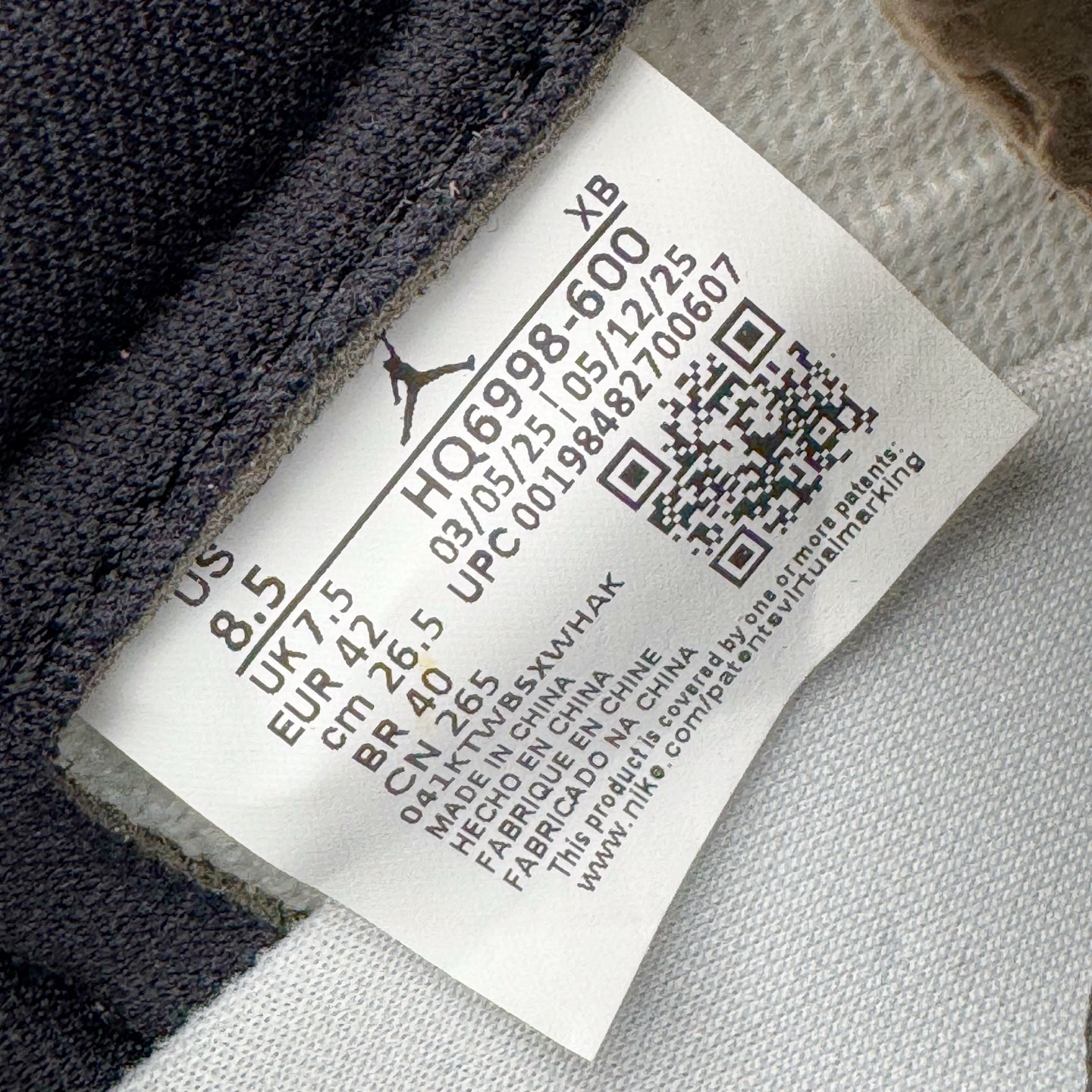 图片[12]-＃PK纯原 Air Jordan AJ1 Retro Low OG 芝加哥低帮 HQ6998-600 全新批次 Ljr同源清远全套加持 圈内最强倒钩系列 高端零售特供批次 产品品控稳定性领先行业 各方面均可对飙L版 良心定价不杀猪 SZ原厂全套原楦原纸板冲刀磨具开发 原厂皮料加持 原厂港宝加持定型后跟R度完美 同源原厂电绣 鬼脸飞翼针数密度立体效果一致 百分百一致原鞋 原厂拉帮工艺 针距密度一致 后跟弧度收口自然不对折 极致一眼正品既视感 进口玻璃冲刀皮料裁剪零毛边 全鞋电脑针车工艺 品控清洁度最高QC检验标准 免检产品 原厂订购鞋盒、鞋标、防尘纸、鞋撑、鞋带 追求极致的原厂味道 尺码：40 40.5 41 42 42.5 43 44 44.5 45 46 47.5 48.5-选品中心