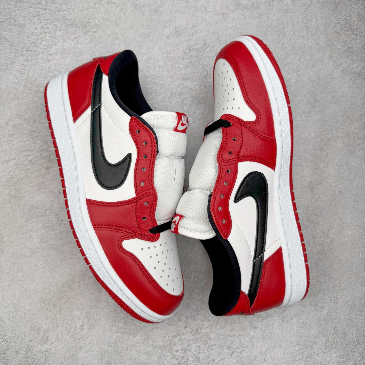 图片[3]-＃PK纯原 Air Jordan AJ1 Retro Low OG 芝加哥低帮 HQ6998-600 全新批次 Ljr同源清远全套加持 圈内最强倒钩系列 高端零售特供批次 产品品控稳定性领先行业 各方面均可对飙L版 良心定价不杀猪 SZ原厂全套原楦原纸板冲刀磨具开发 原厂皮料加持 原厂港宝加持定型后跟R度完美 同源原厂电绣 鬼脸飞翼针数密度立体效果一致 百分百一致原鞋 原厂拉帮工艺 针距密度一致 后跟弧度收口自然不对折 极致一眼正品既视感 进口玻璃冲刀皮料裁剪零毛边 全鞋电脑针车工艺 品控清洁度最高QC检验标准 免检产品 原厂订购鞋盒、鞋标、防尘纸、鞋撑、鞋带 追求极致的原厂味道 尺码：40 40.5 41 42 42.5 43 44 44.5 45 46 47.5 48.5-选品中心