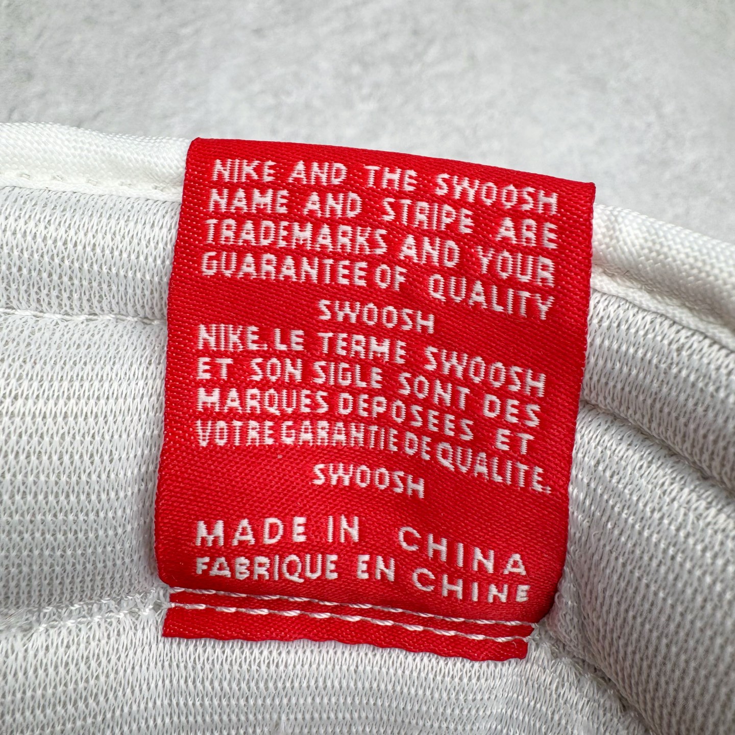 图片[13]-＃PK纯原 Air Jordan AJ1 Retro Low OG 芝加哥低帮 HQ6998-600 全新批次 Ljr同源清远全套加持 圈内最强倒钩系列 高端零售特供批次 产品品控稳定性领先行业 各方面均可对飙L版 良心定价不杀猪 SZ原厂全套原楦原纸板冲刀磨具开发 原厂皮料加持 原厂港宝加持定型后跟R度完美 同源原厂电绣 鬼脸飞翼针数密度立体效果一致 百分百一致原鞋 原厂拉帮工艺 针距密度一致 后跟弧度收口自然不对折 极致一眼正品既视感 进口玻璃冲刀皮料裁剪零毛边 全鞋电脑针车工艺 品控清洁度最高QC检验标准 免检产品 原厂订购鞋盒、鞋标、防尘纸、鞋撑、鞋带 追求极致的原厂味道 尺码：40 40.5 41 42 42.5 43 44 44.5 45 46 47.5 48.5-选品中心