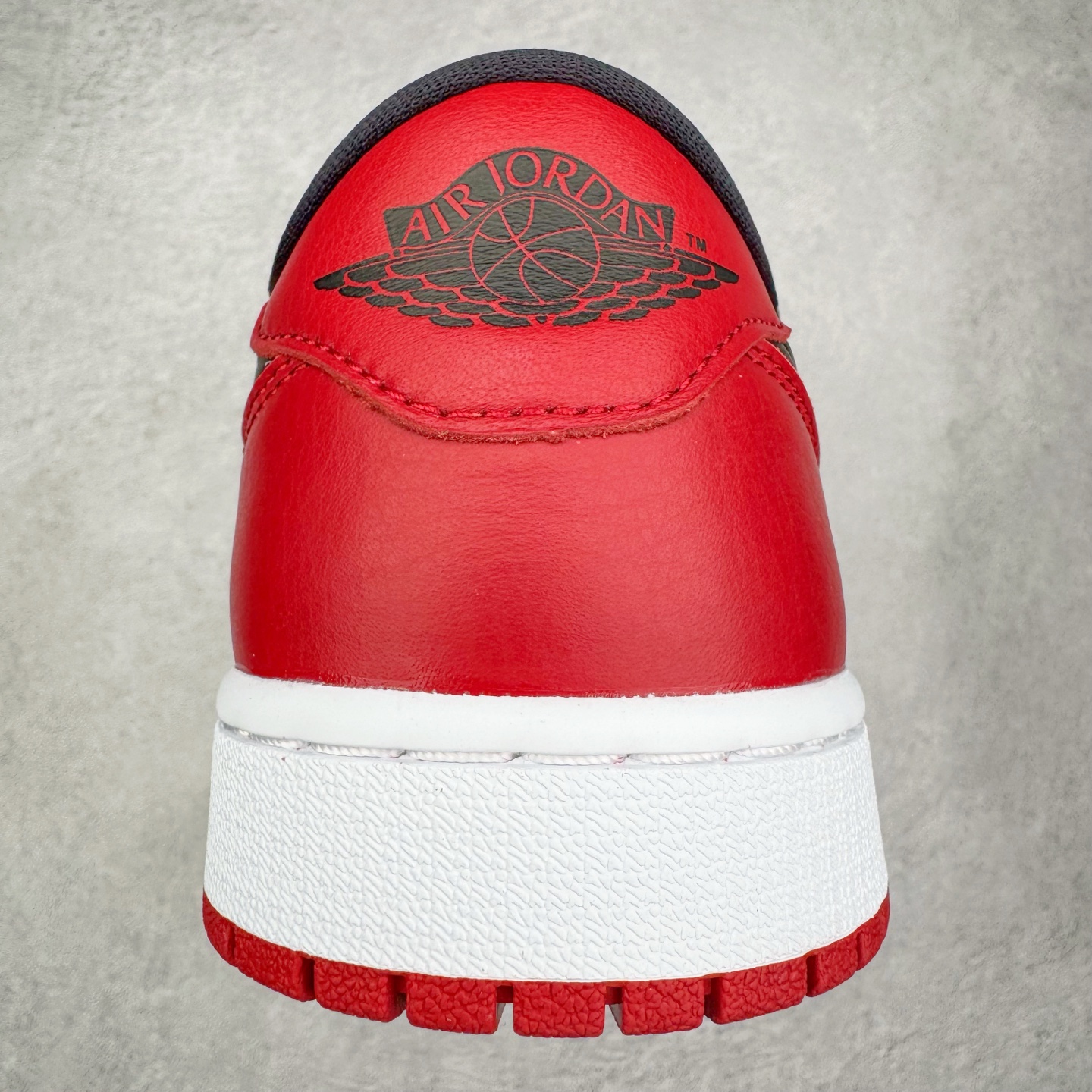 图片[8]-＃PK纯原 Air Jordan AJ1 Retro Low OG 芝加哥低帮 HQ6998-600 全新批次 Ljr同源清远全套加持 圈内最强倒钩系列 高端零售特供批次 产品品控稳定性领先行业 各方面均可对飙L版 良心定价不杀猪 SZ原厂全套原楦原纸板冲刀磨具开发 原厂皮料加持 原厂港宝加持定型后跟R度完美 同源原厂电绣 鬼脸飞翼针数密度立体效果一致 百分百一致原鞋 原厂拉帮工艺 针距密度一致 后跟弧度收口自然不对折 极致一眼正品既视感 进口玻璃冲刀皮料裁剪零毛边 全鞋电脑针车工艺 品控清洁度最高QC检验标准 免检产品 原厂订购鞋盒、鞋标、防尘纸、鞋撑、鞋带 追求极致的原厂味道 尺码：40 40.5 41 42 42.5 43 44 44.5 45 46 47.5 48.5-选品中心