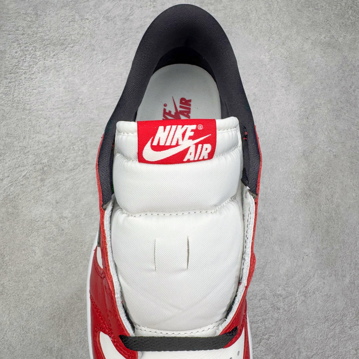 图片[5]-＃PK纯原 Air Jordan AJ1 Retro Low OG 芝加哥低帮 HQ6998-600 全新批次 Ljr同源清远全套加持 圈内最强倒钩系列 高端零售特供批次 产品品控稳定性领先行业 各方面均可对飙L版 良心定价不杀猪 SZ原厂全套原楦原纸板冲刀磨具开发 原厂皮料加持 原厂港宝加持定型后跟R度完美 同源原厂电绣 鬼脸飞翼针数密度立体效果一致 百分百一致原鞋 原厂拉帮工艺 针距密度一致 后跟弧度收口自然不对折 极致一眼正品既视感 进口玻璃冲刀皮料裁剪零毛边 全鞋电脑针车工艺 品控清洁度最高QC检验标准 免检产品 原厂订购鞋盒、鞋标、防尘纸、鞋撑、鞋带 追求极致的原厂味道 尺码：40 40.5 41 42 42.5 43 44 44.5 45 46 47.5 48.5-选品中心