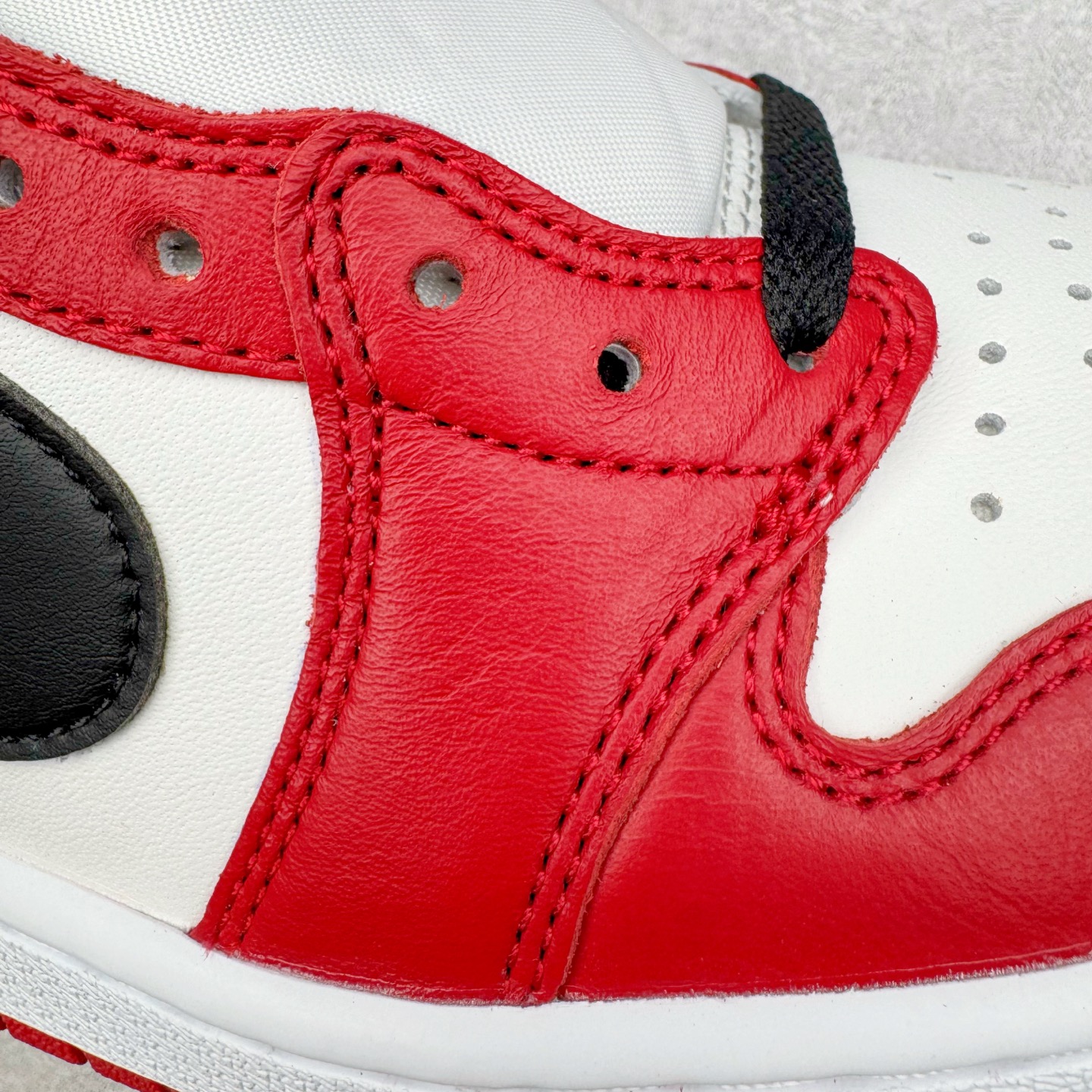 图片[18]-＃PK纯原 Air Jordan AJ1 Retro Low OG 芝加哥低帮 HQ6998-600 全新批次 Ljr同源清远全套加持 圈内最强倒钩系列 高端零售特供批次 产品品控稳定性领先行业 各方面均可对飙L版 良心定价不杀猪 SZ原厂全套原楦原纸板冲刀磨具开发 原厂皮料加持 原厂港宝加持定型后跟R度完美 同源原厂电绣 鬼脸飞翼针数密度立体效果一致 百分百一致原鞋 原厂拉帮工艺 针距密度一致 后跟弧度收口自然不对折 极致一眼正品既视感 进口玻璃冲刀皮料裁剪零毛边 全鞋电脑针车工艺 品控清洁度最高QC检验标准 免检产品 原厂订购鞋盒、鞋标、防尘纸、鞋撑、鞋带 追求极致的原厂味道 尺码：40 40.5 41 42 42.5 43 44 44.5 45 46 47.5 48.5-选品中心