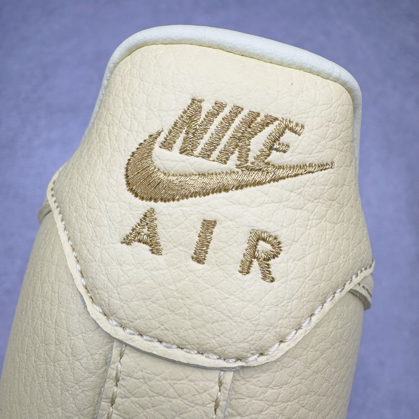 图片[18]-＃G版纯原 NOCTA x NK Air Force 1 Low \’07 空军一号低帮经典板鞋 Drake联名黄色 CZ8065-800 独家私模大底 头层原厂皮料 原盒原配 不规则波浪大底咬花 全鞋电脑针车 工整有序 视觉效果满分 原厂拉帮手法 标准四线 密度针距针孔大小控制到位 原装反口里网布海绵 正确卡色网眼大小 新版鞋撑改用纸团代替 原厂港宝加持完美还原灵魂版型 原盒原配从里到外百分百还原 原厂全头层原厂皮料 原标原盒 内置Sole气垫 中底白色背胶 中底划线 已经无限的接近公司 原厂楦头 原厂刺绣 后跟弧度修正 独家私模最大开发到47.5 尺码：36 36.5 37.5 38 38.5 39 40 40.5 41 42 42.5 43 44 44.5 45 46 47.5-选品中心