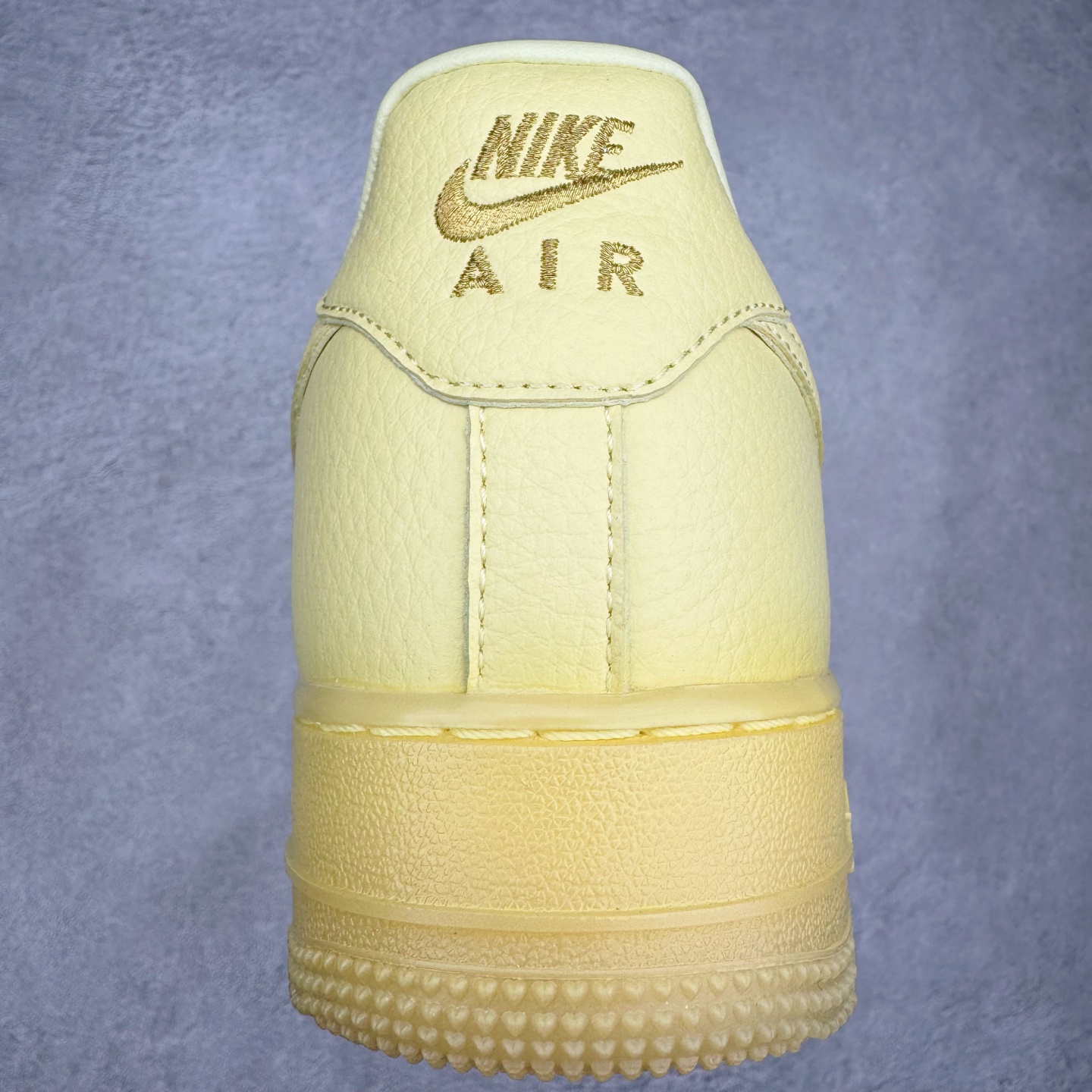 图片[8]-＃G版纯原 NOCTA x NK Air Force 1 Low \’07 空军一号低帮经典板鞋 Drake联名黄色 CZ8065-800 独家私模大底 头层原厂皮料 原盒原配 不规则波浪大底咬花 全鞋电脑针车 工整有序 视觉效果满分 原厂拉帮手法 标准四线 密度针距针孔大小控制到位 原装反口里网布海绵 正确卡色网眼大小 新版鞋撑改用纸团代替 原厂港宝加持完美还原灵魂版型 原盒原配从里到外百分百还原 原厂全头层原厂皮料 原标原盒 内置Sole气垫 中底白色背胶 中底划线 已经无限的接近公司 原厂楦头 原厂刺绣 后跟弧度修正 独家私模最大开发到47.5 尺码：36 36.5 37.5 38 38.5 39 40 40.5 41 42 42.5 43 44 44.5 45 46 47.5-选品中心