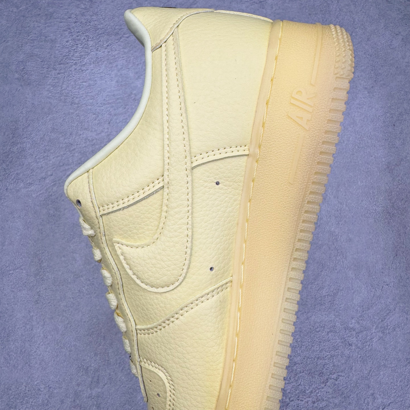 图片[7]-＃G版纯原 NOCTA x NK Air Force 1 Low \’07 空军一号低帮经典板鞋 Drake联名黄色 CZ8065-800 独家私模大底 头层原厂皮料 原盒原配 不规则波浪大底咬花 全鞋电脑针车 工整有序 视觉效果满分 原厂拉帮手法 标准四线 密度针距针孔大小控制到位 原装反口里网布海绵 正确卡色网眼大小 新版鞋撑改用纸团代替 原厂港宝加持完美还原灵魂版型 原盒原配从里到外百分百还原 原厂全头层原厂皮料 原标原盒 内置Sole气垫 中底白色背胶 中底划线 已经无限的接近公司 原厂楦头 原厂刺绣 后跟弧度修正 独家私模最大开发到47.5 尺码：36 36.5 37.5 38 38.5 39 40 40.5 41 42 42.5 43 44 44.5 45 46 47.5-选品中心