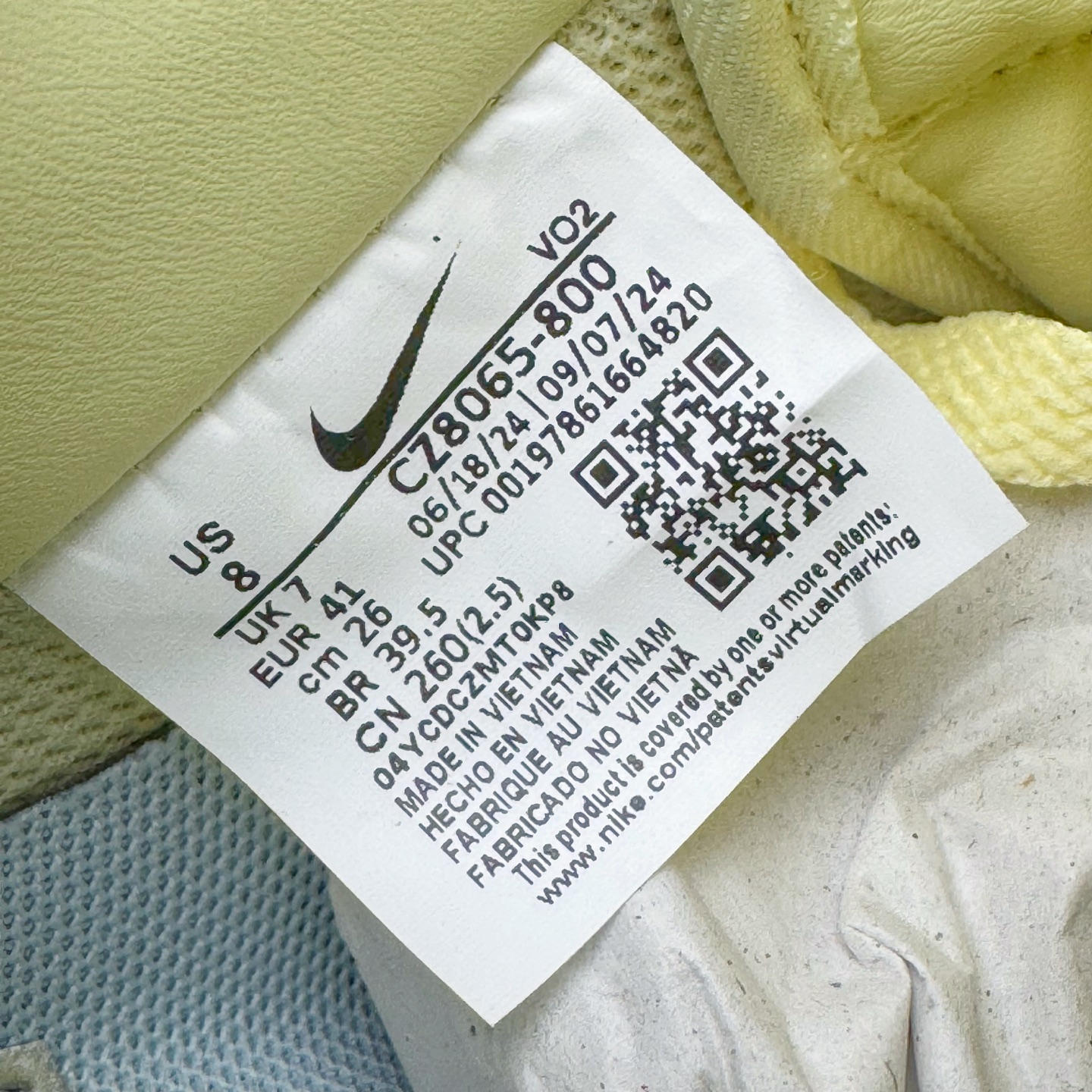 图片[11]-＃G版纯原 NOCTA x NK Air Force 1 Low \’07 空军一号低帮经典板鞋 Drake联名黄色 CZ8065-800 独家私模大底 头层原厂皮料 原盒原配 不规则波浪大底咬花 全鞋电脑针车 工整有序 视觉效果满分 原厂拉帮手法 标准四线 密度针距针孔大小控制到位 原装反口里网布海绵 正确卡色网眼大小 新版鞋撑改用纸团代替 原厂港宝加持完美还原灵魂版型 原盒原配从里到外百分百还原 原厂全头层原厂皮料 原标原盒 内置Sole气垫 中底白色背胶 中底划线 已经无限的接近公司 原厂楦头 原厂刺绣 后跟弧度修正 独家私模最大开发到47.5 尺码：36 36.5 37.5 38 38.5 39 40 40.5 41 42 42.5 43 44 44.5 45 46 47.5-选品中心