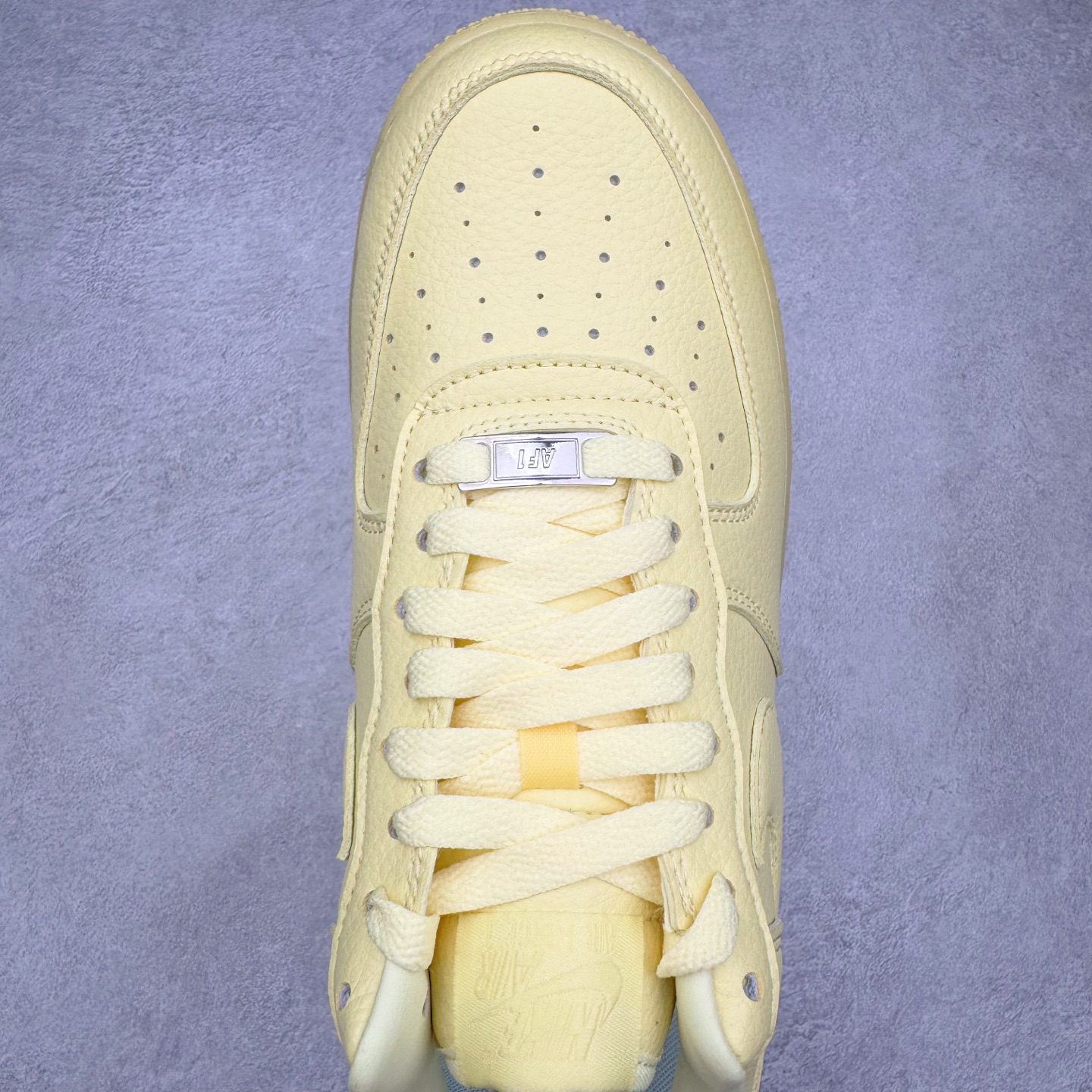 图片[4]-＃G版纯原 NOCTA x NK Air Force 1 Low \’07 空军一号低帮经典板鞋 Drake联名黄色 CZ8065-800 独家私模大底 头层原厂皮料 原盒原配 不规则波浪大底咬花 全鞋电脑针车 工整有序 视觉效果满分 原厂拉帮手法 标准四线 密度针距针孔大小控制到位 原装反口里网布海绵 正确卡色网眼大小 新版鞋撑改用纸团代替 原厂港宝加持完美还原灵魂版型 原盒原配从里到外百分百还原 原厂全头层原厂皮料 原标原盒 内置Sole气垫 中底白色背胶 中底划线 已经无限的接近公司 原厂楦头 原厂刺绣 后跟弧度修正 独家私模最大开发到47.5 尺码：36 36.5 37.5 38 38.5 39 40 40.5 41 42 42.5 43 44 44.5 45 46 47.5-选品中心