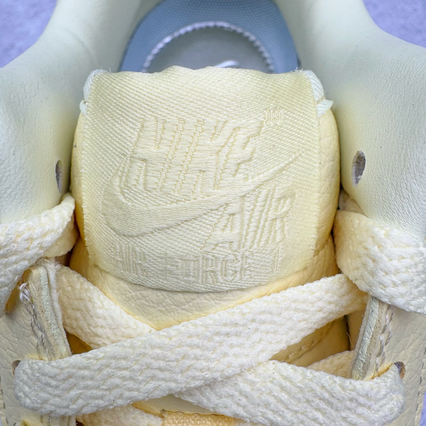 图片[15]-＃G版纯原 NOCTA x NK Air Force 1 Low \’07 空军一号低帮经典板鞋 Drake联名黄色 CZ8065-800 独家私模大底 头层原厂皮料 原盒原配 不规则波浪大底咬花 全鞋电脑针车 工整有序 视觉效果满分 原厂拉帮手法 标准四线 密度针距针孔大小控制到位 原装反口里网布海绵 正确卡色网眼大小 新版鞋撑改用纸团代替 原厂港宝加持完美还原灵魂版型 原盒原配从里到外百分百还原 原厂全头层原厂皮料 原标原盒 内置Sole气垫 中底白色背胶 中底划线 已经无限的接近公司 原厂楦头 原厂刺绣 后跟弧度修正 独家私模最大开发到47.5 尺码：36 36.5 37.5 38 38.5 39 40 40.5 41 42 42.5 43 44 44.5 45 46 47.5-选品中心