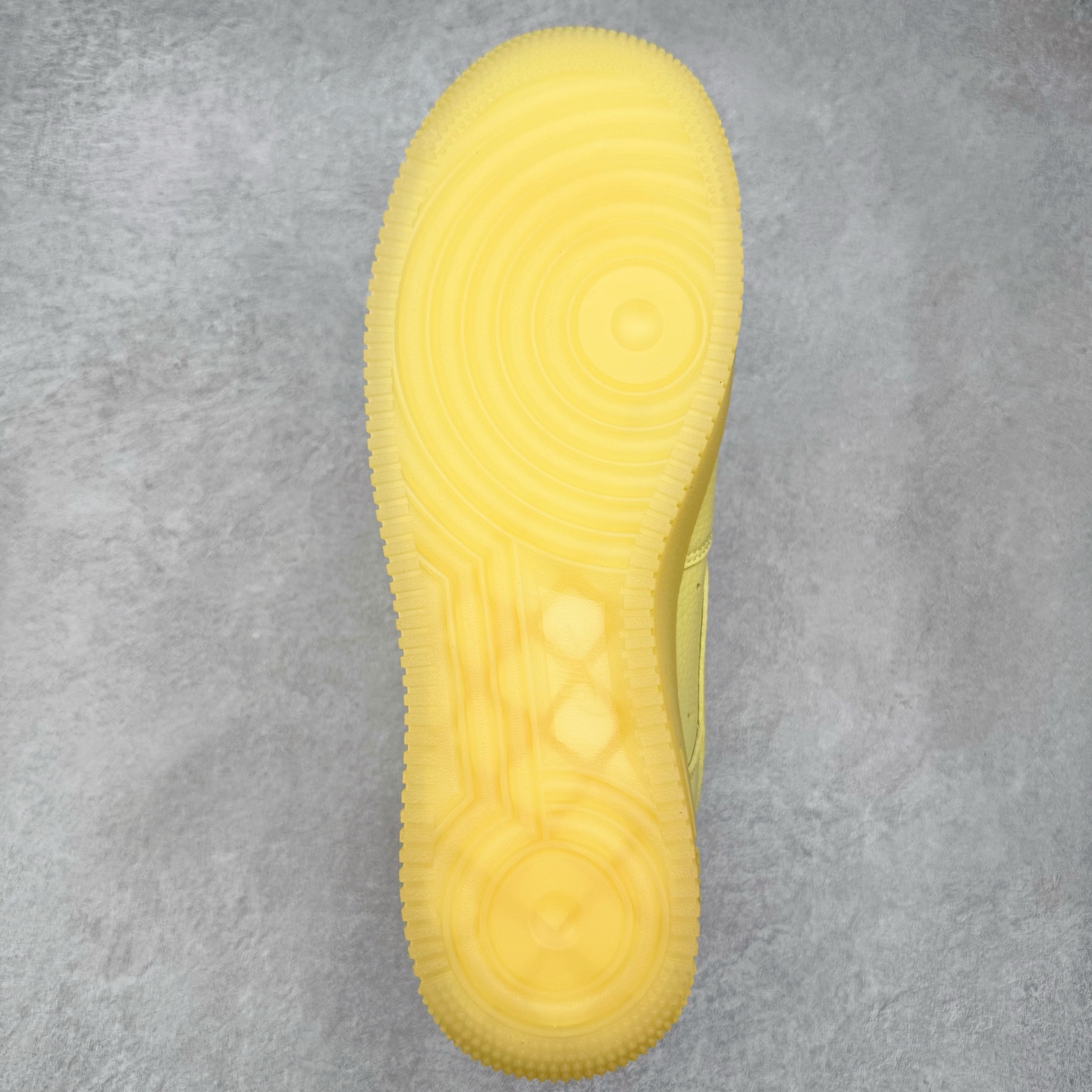 图片[9]-＃G版纯原 NOCTA x NK Air Force 1 Low \’07 空军一号低帮经典板鞋 Drake联名黄色 CZ8065-800 独家私模大底 头层原厂皮料 原盒原配 不规则波浪大底咬花 全鞋电脑针车 工整有序 视觉效果满分 原厂拉帮手法 标准四线 密度针距针孔大小控制到位 原装反口里网布海绵 正确卡色网眼大小 新版鞋撑改用纸团代替 原厂港宝加持完美还原灵魂版型 原盒原配从里到外百分百还原 原厂全头层原厂皮料 原标原盒 内置Sole气垫 中底白色背胶 中底划线 已经无限的接近公司 原厂楦头 原厂刺绣 后跟弧度修正 独家私模最大开发到47.5 尺码：36 36.5 37.5 38 38.5 39 40 40.5 41 42 42.5 43 44 44.5 45 46 47.5-选品中心