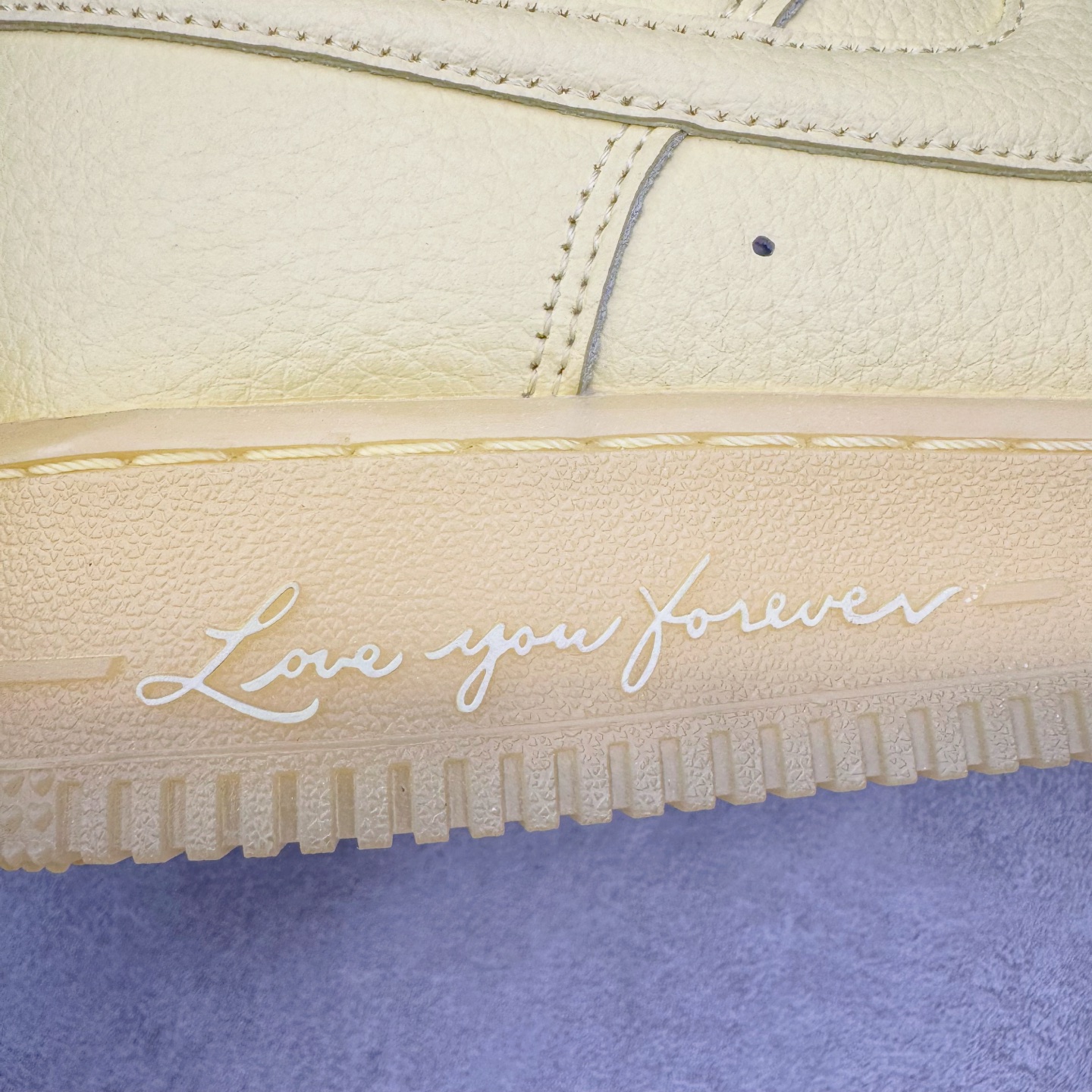 图片[20]-＃G版纯原 NOCTA x NK Air Force 1 Low \’07 空军一号低帮经典板鞋 Drake联名黄色 CZ8065-800 独家私模大底 头层原厂皮料 原盒原配 不规则波浪大底咬花 全鞋电脑针车 工整有序 视觉效果满分 原厂拉帮手法 标准四线 密度针距针孔大小控制到位 原装反口里网布海绵 正确卡色网眼大小 新版鞋撑改用纸团代替 原厂港宝加持完美还原灵魂版型 原盒原配从里到外百分百还原 原厂全头层原厂皮料 原标原盒 内置Sole气垫 中底白色背胶 中底划线 已经无限的接近公司 原厂楦头 原厂刺绣 后跟弧度修正 独家私模最大开发到47.5 尺码：36 36.5 37.5 38 38.5 39 40 40.5 41 42 42.5 43 44 44.5 45 46 47.5-选品中心